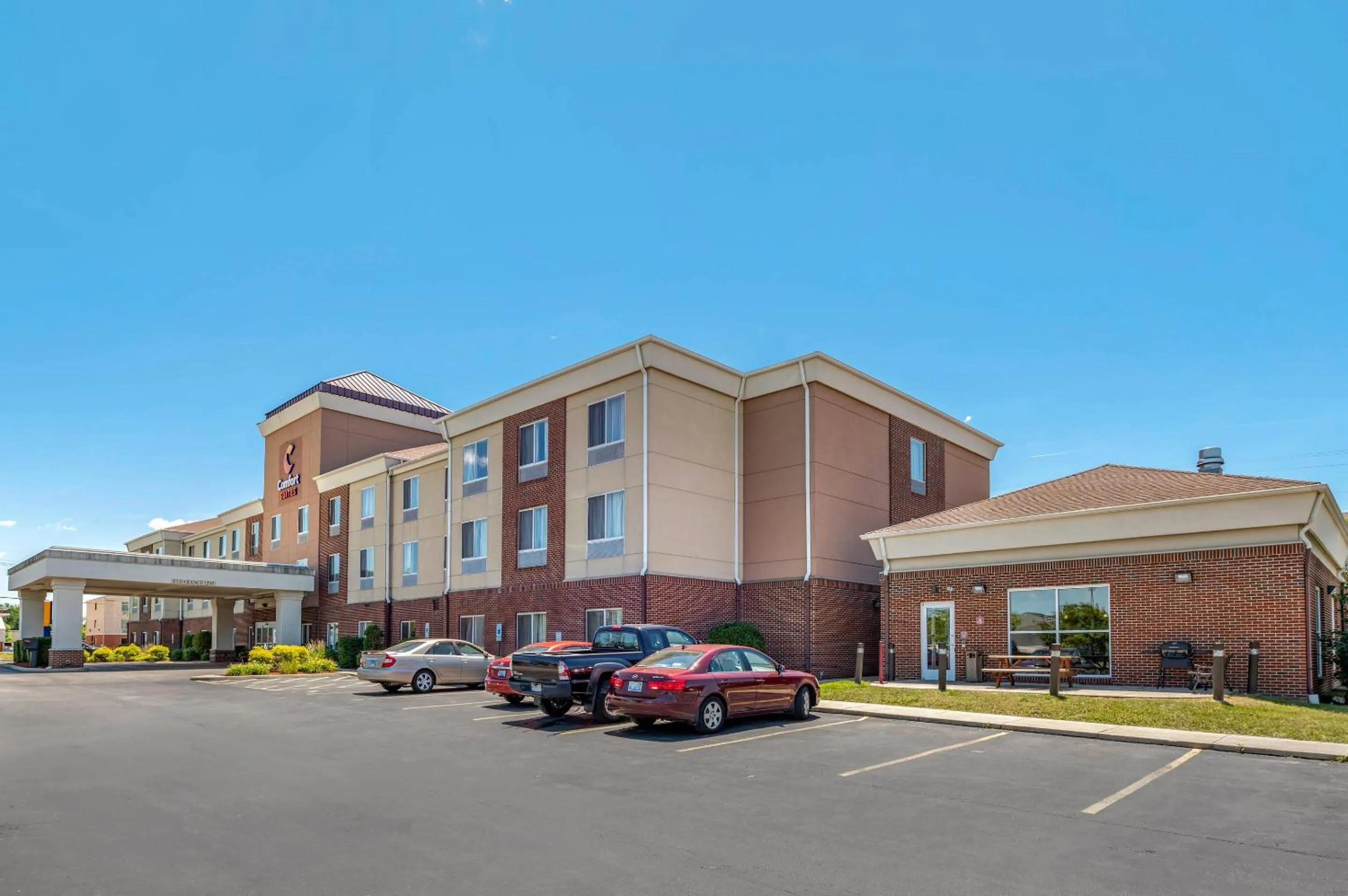 Property building in Comfort Suites Urbana Champaign, University Area