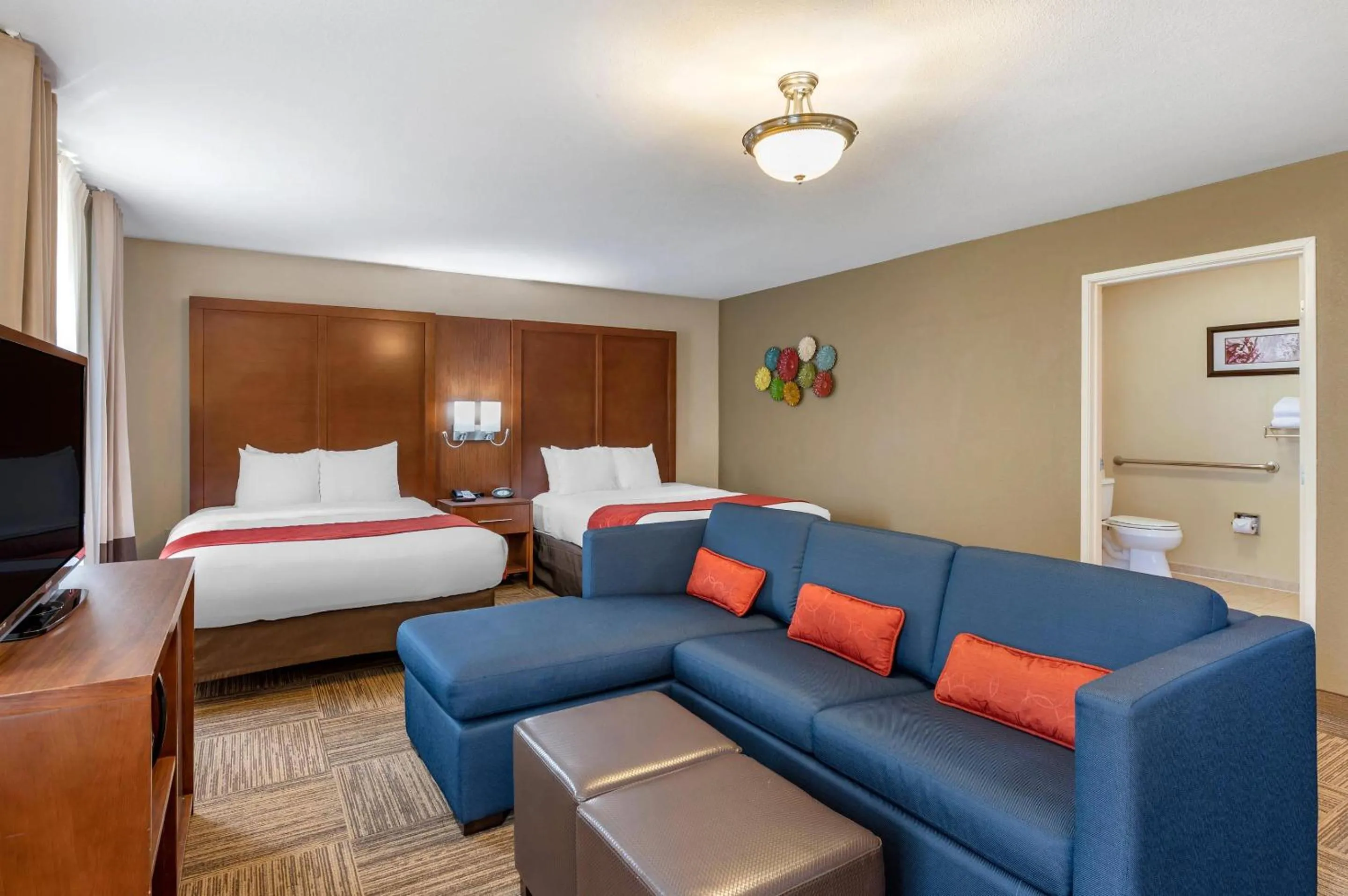 Bedroom, Bed in Comfort Suites Urbana Champaign, University Area