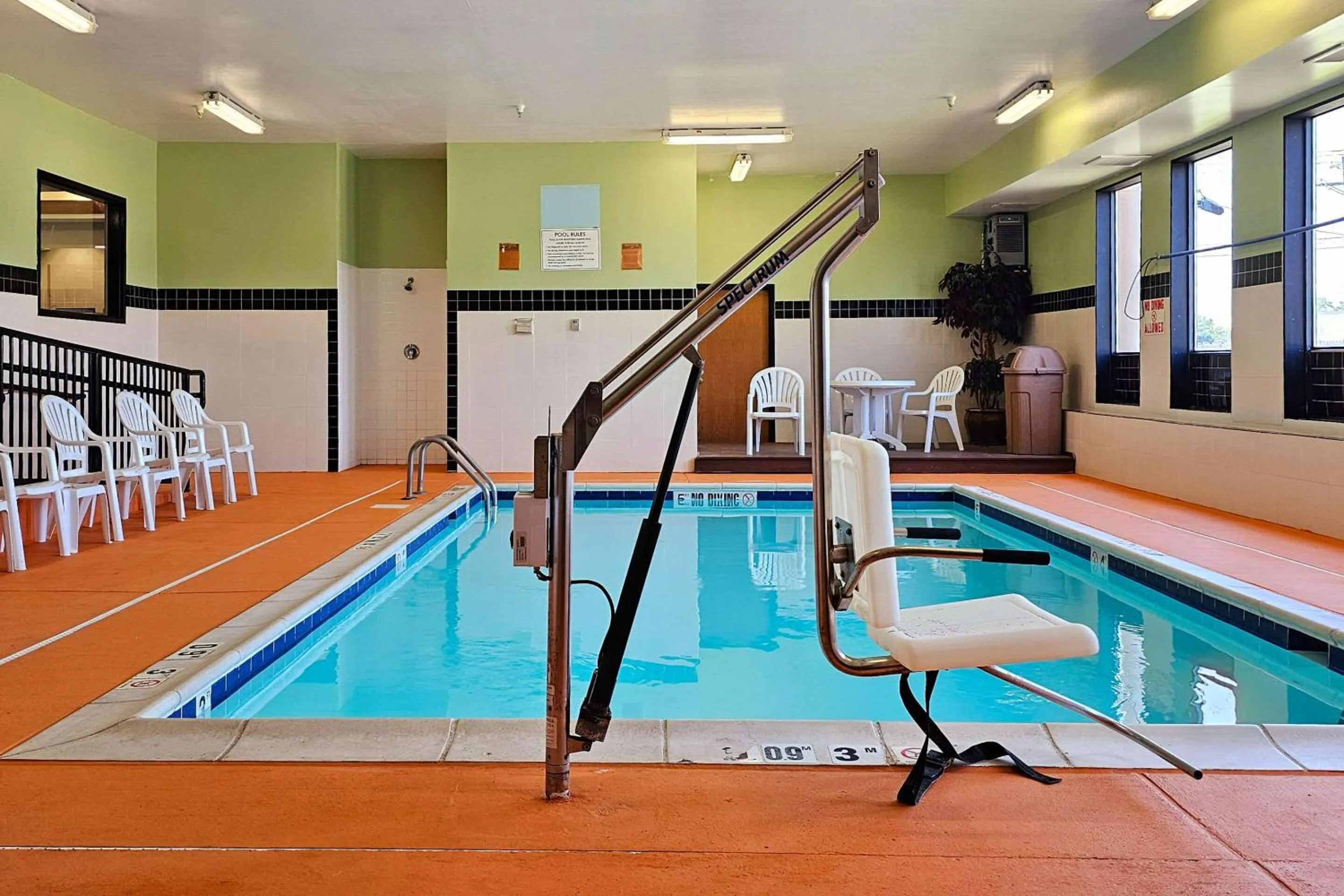 Swimming pool in Quality Inn & Suites near St Louis and I-255