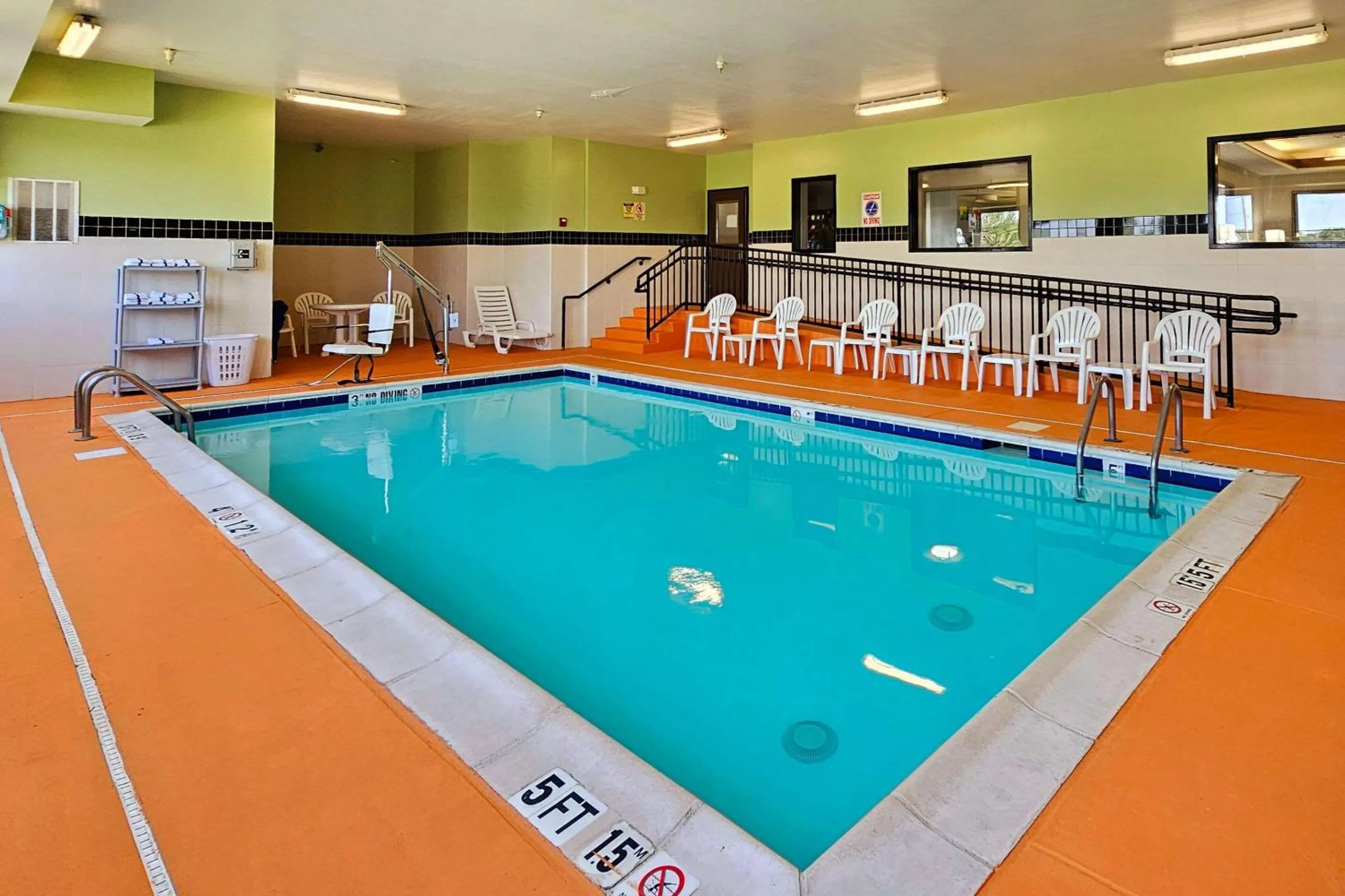 Swimming pool in Quality Inn & Suites near St Louis and I-255