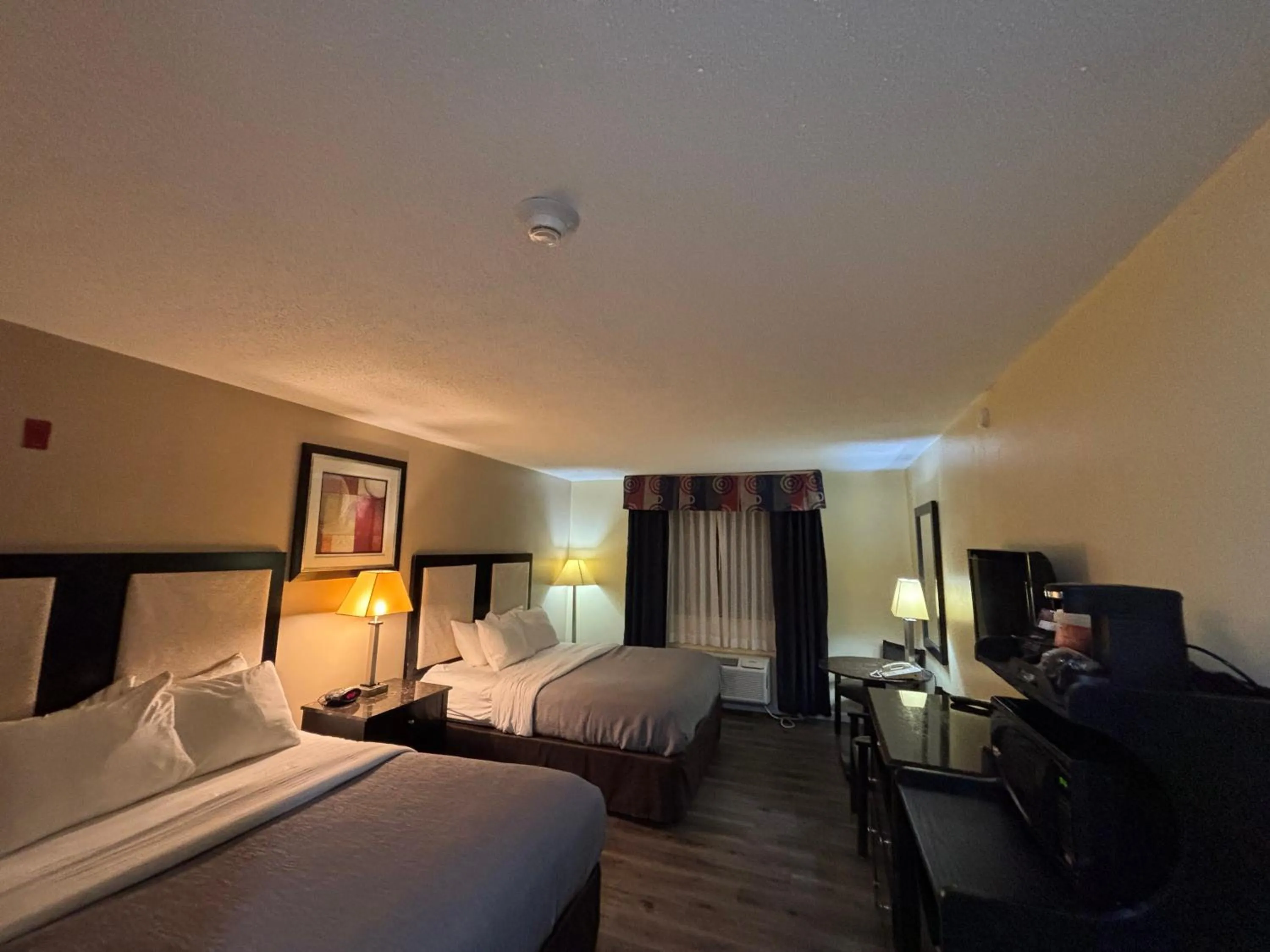 Bed in Quality Inn & Suites Woodstock near Lake Geneva