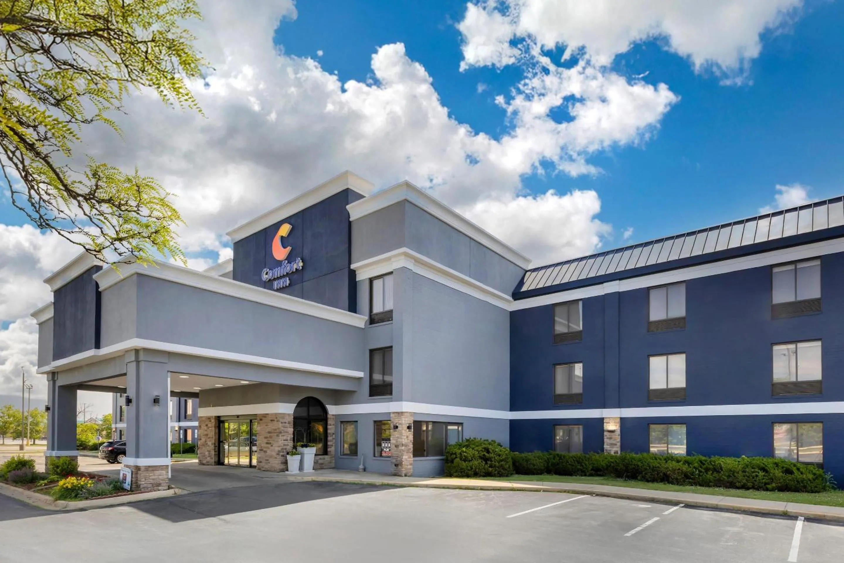 Property building in Comfort Inn Bourbonnais near I-57