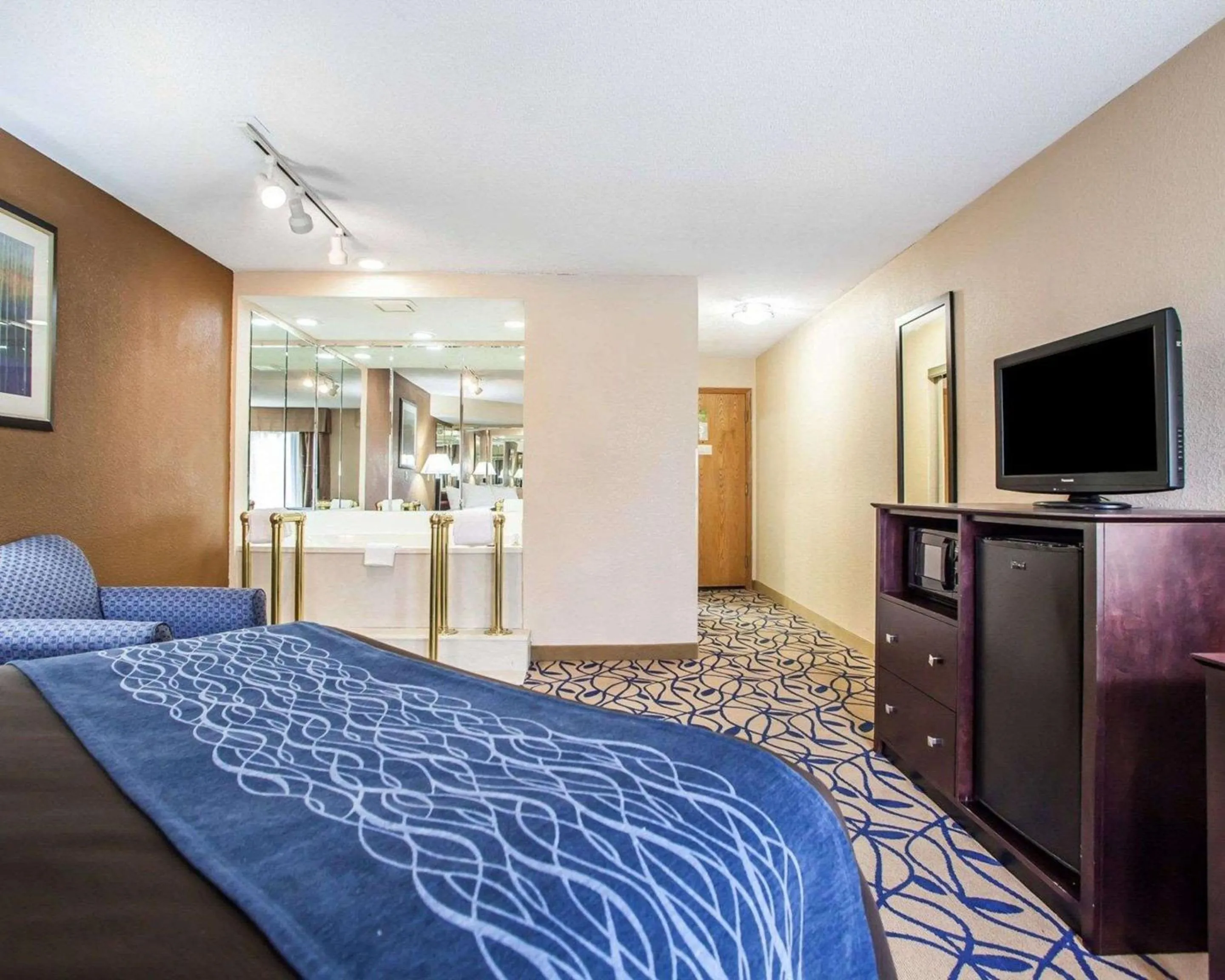 Queen Room - Non-Smoking in Comfort Inn Bourbonnais near I-57