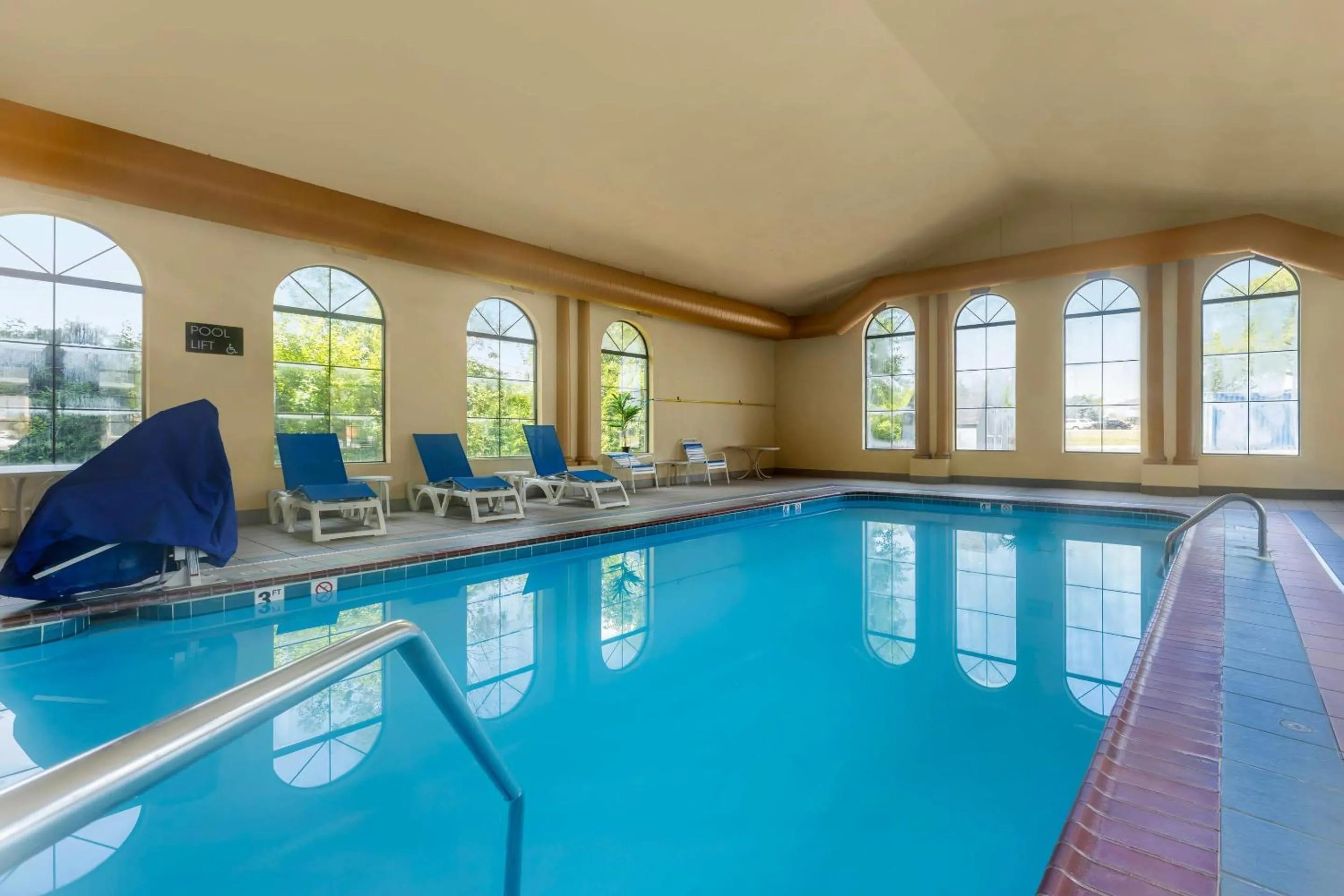Swimming pool in Comfort Inn Bourbonnais near I-57