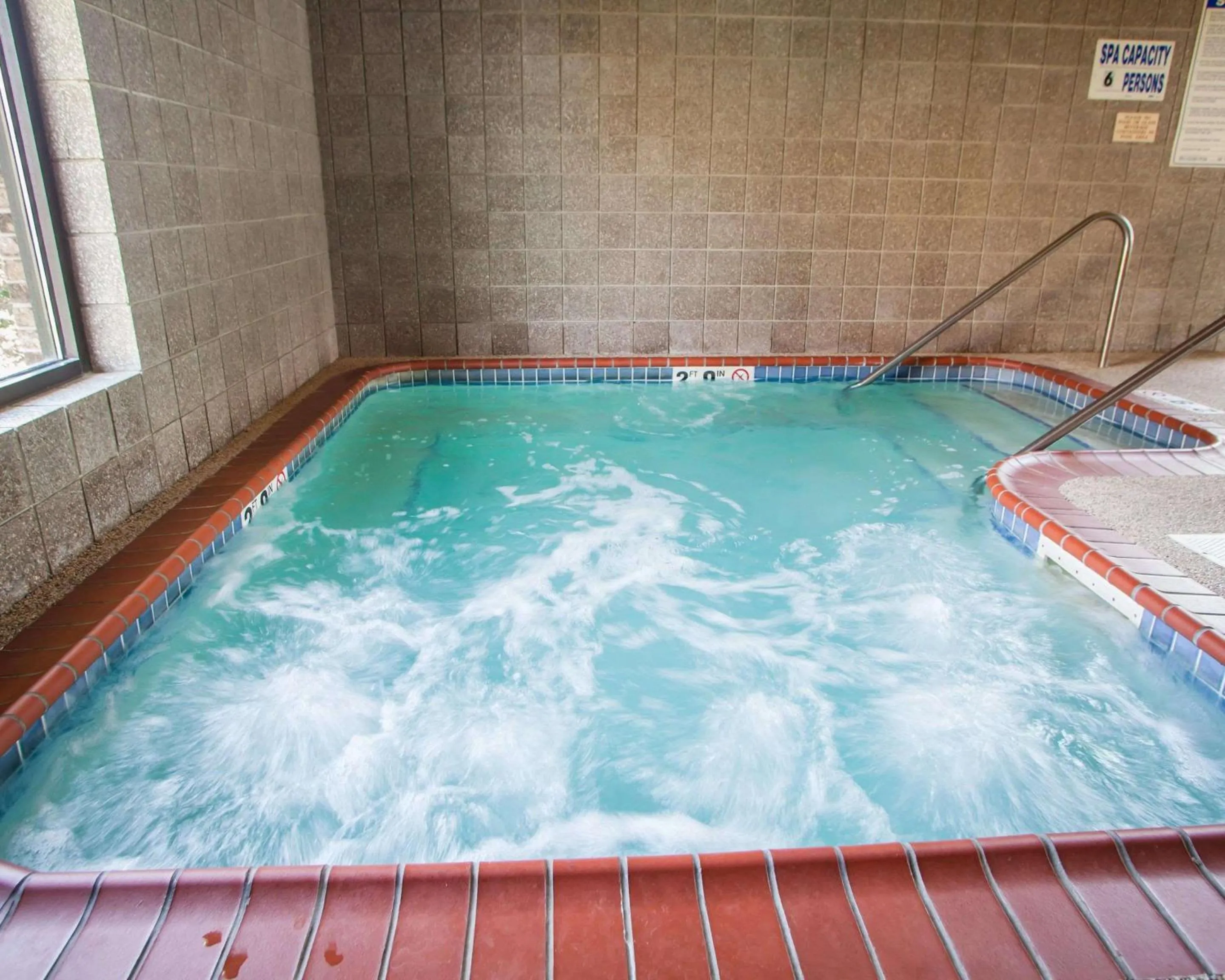 Swimming pool in Quality Inn Bolingbrook I-55