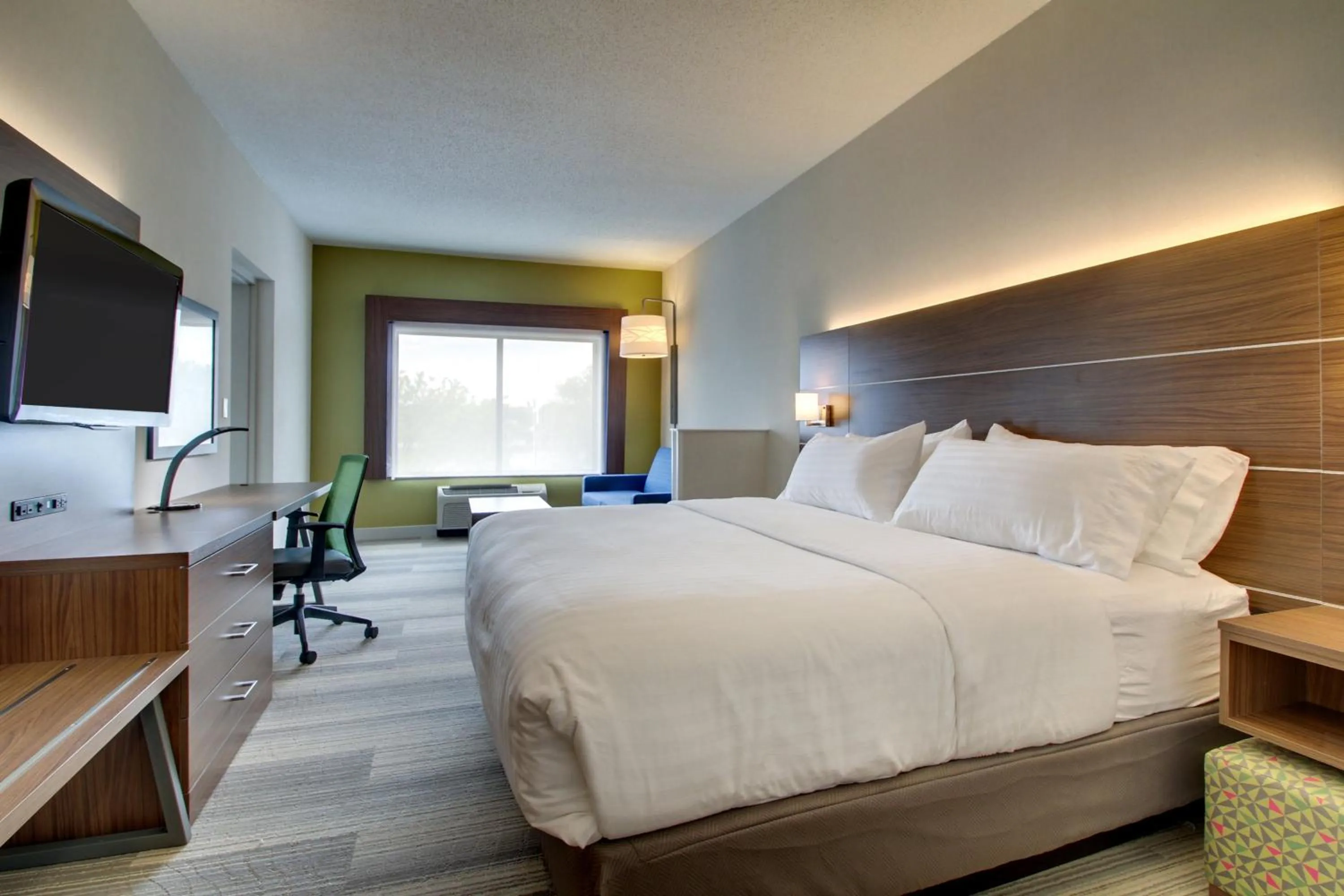 Bedroom, Bed in Holiday Inn Express & Suites Aurora - Naperville by IHG