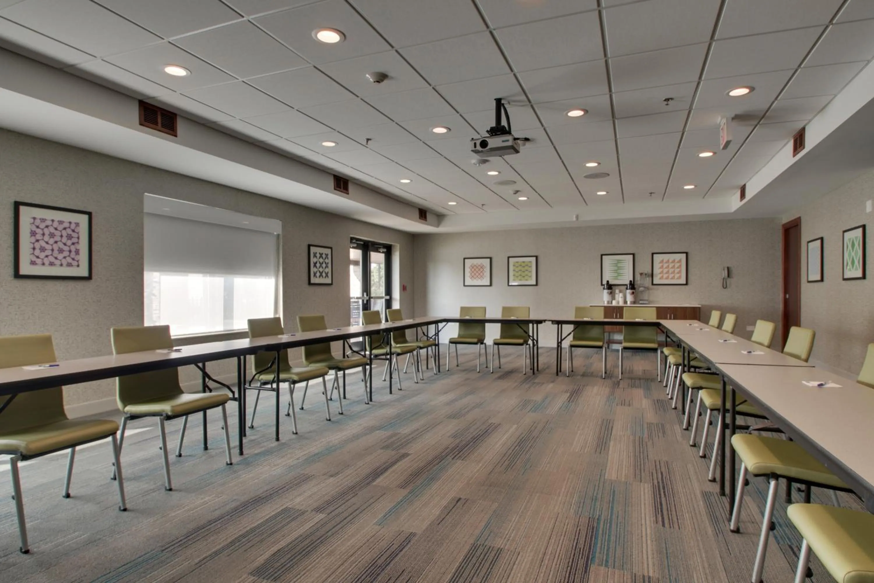 Meeting/conference room in Holiday Inn Express & Suites Aurora - Naperville by IHG