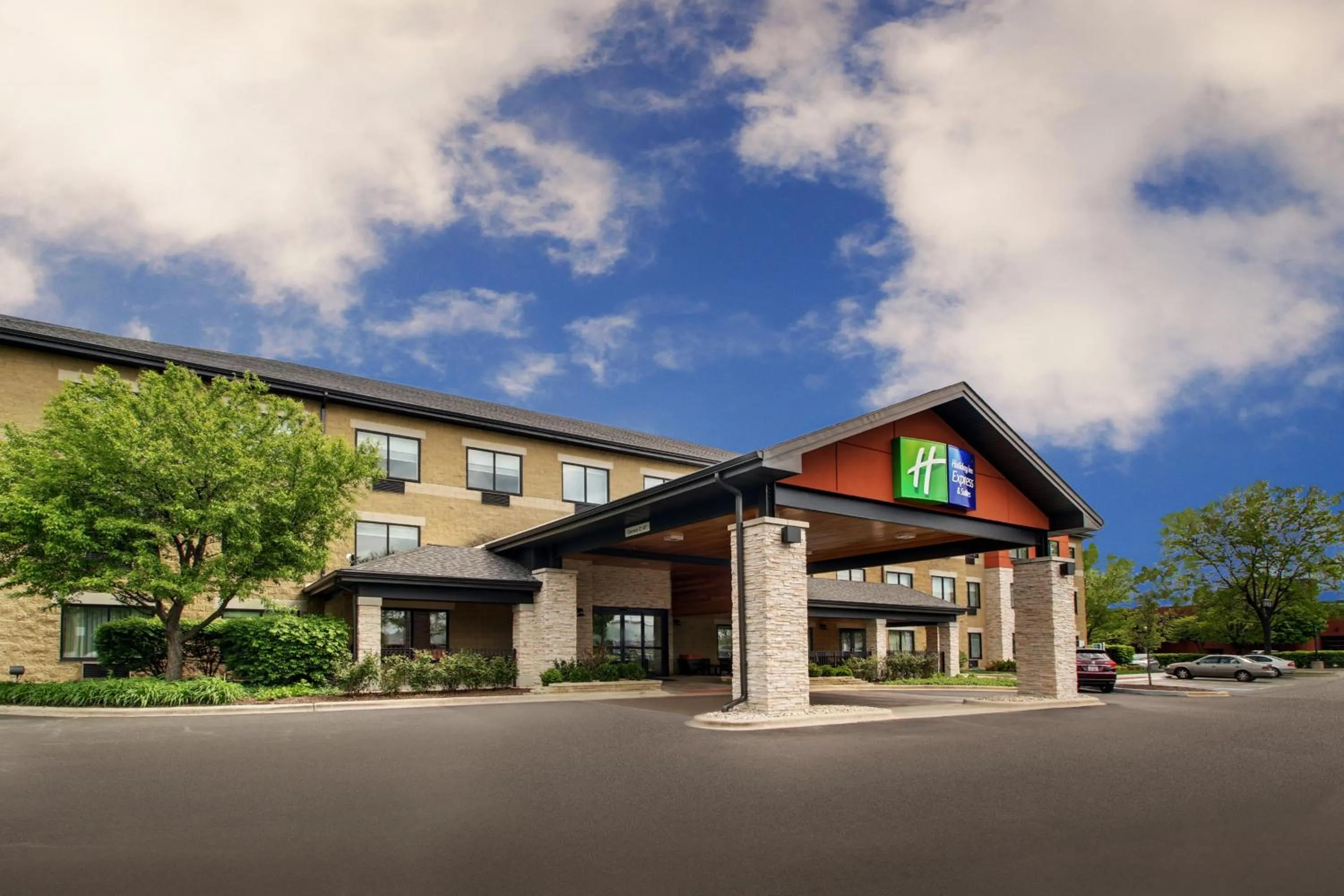 Property building in Holiday Inn Express & Suites Aurora - Naperville by IHG
