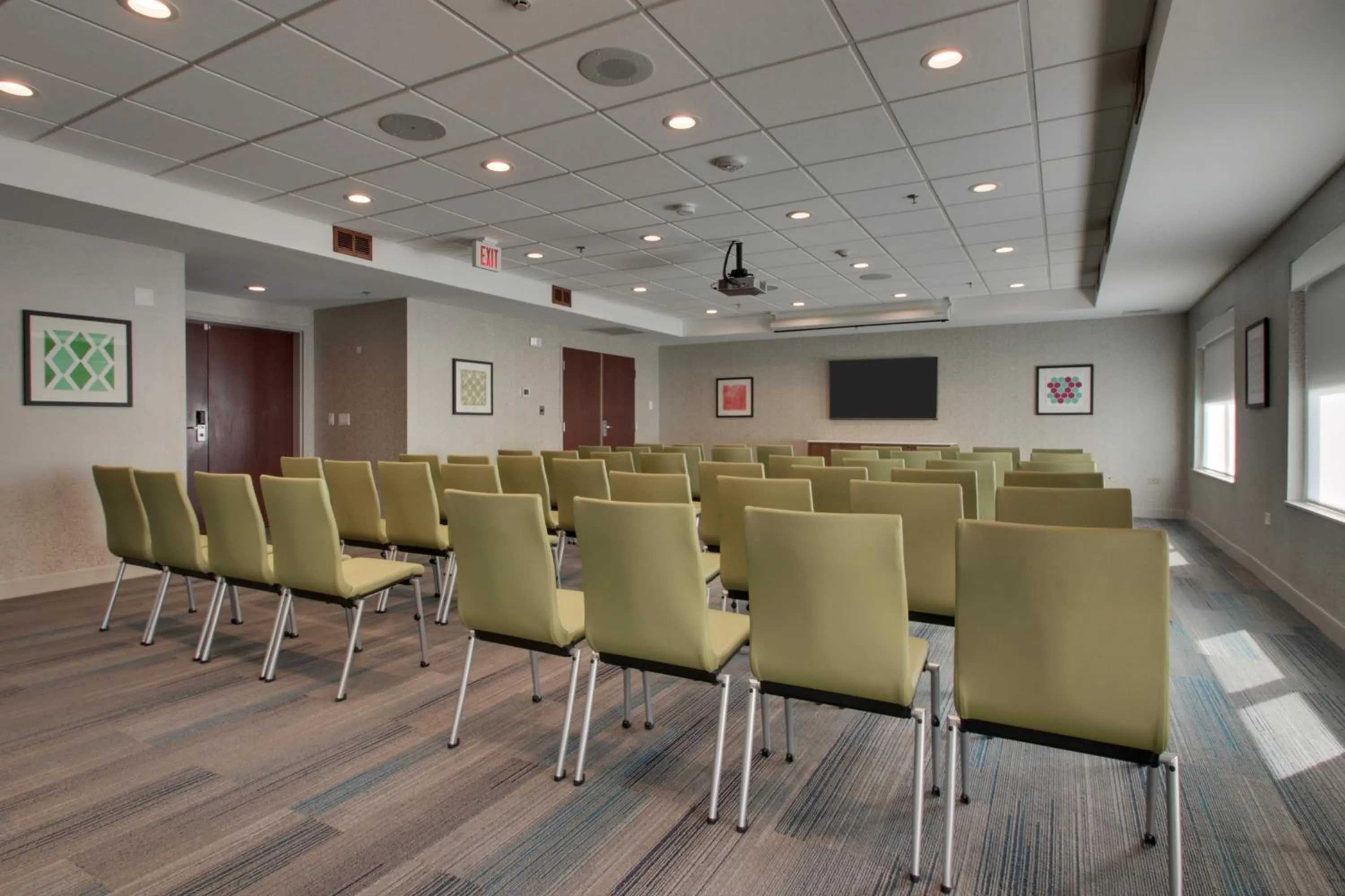 Meeting/conference room in Holiday Inn Express & Suites Aurora - Naperville by IHG