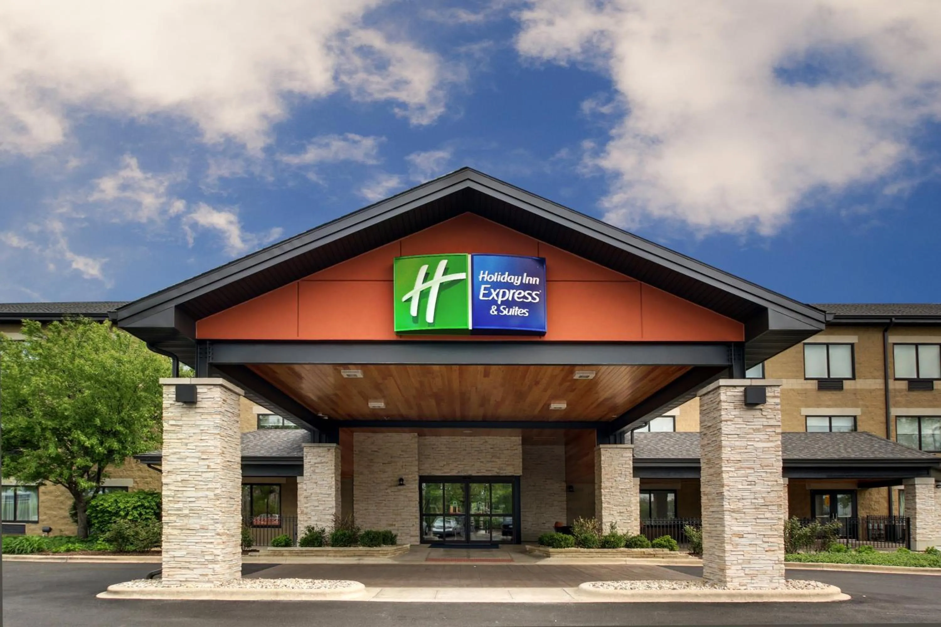 Property building in Holiday Inn Express & Suites Aurora - Naperville by IHG