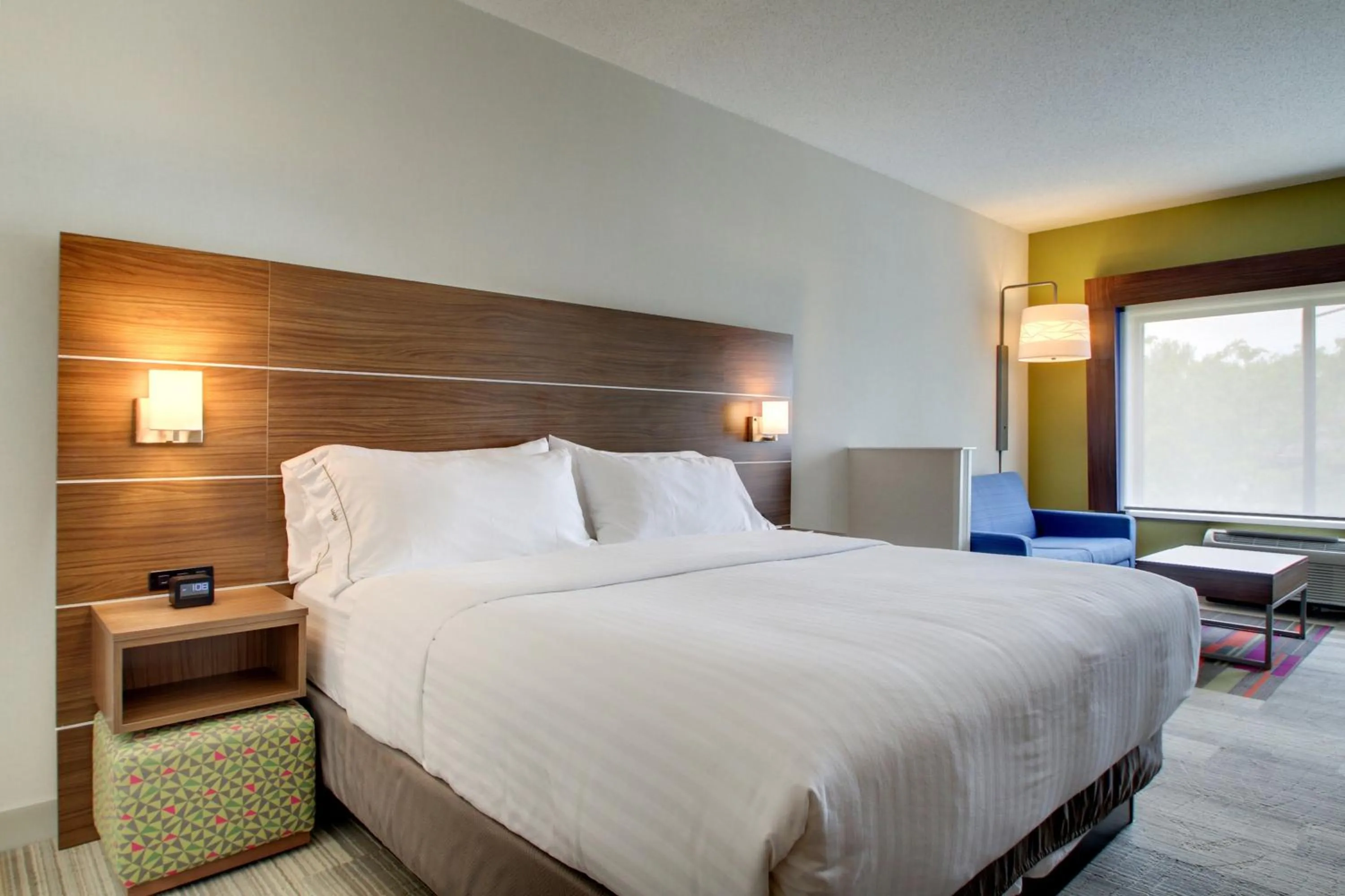 Photo of the whole room, Bed in Holiday Inn Express & Suites Aurora - Naperville by IHG