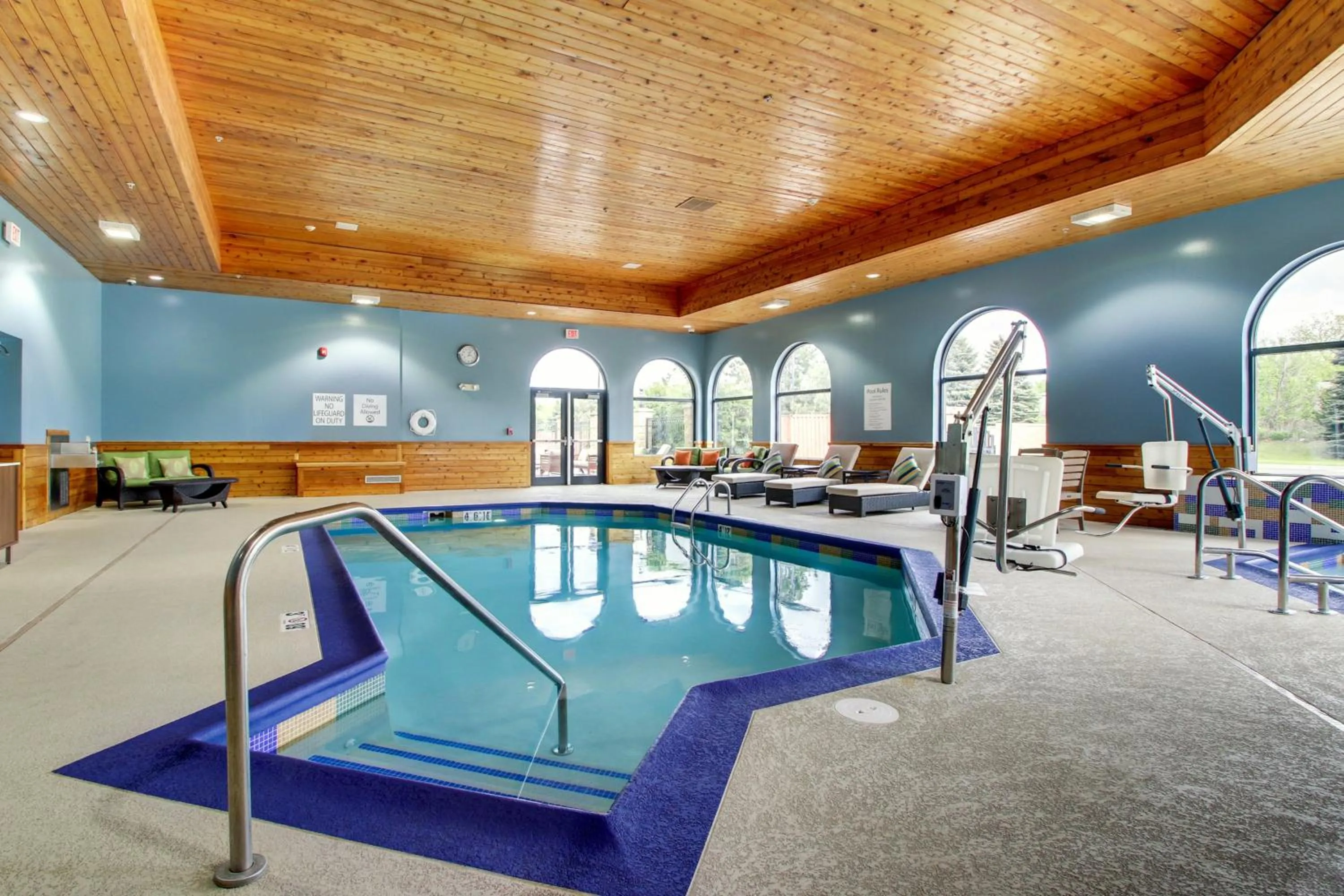 Swimming pool in Holiday Inn Express & Suites Aurora - Naperville by IHG