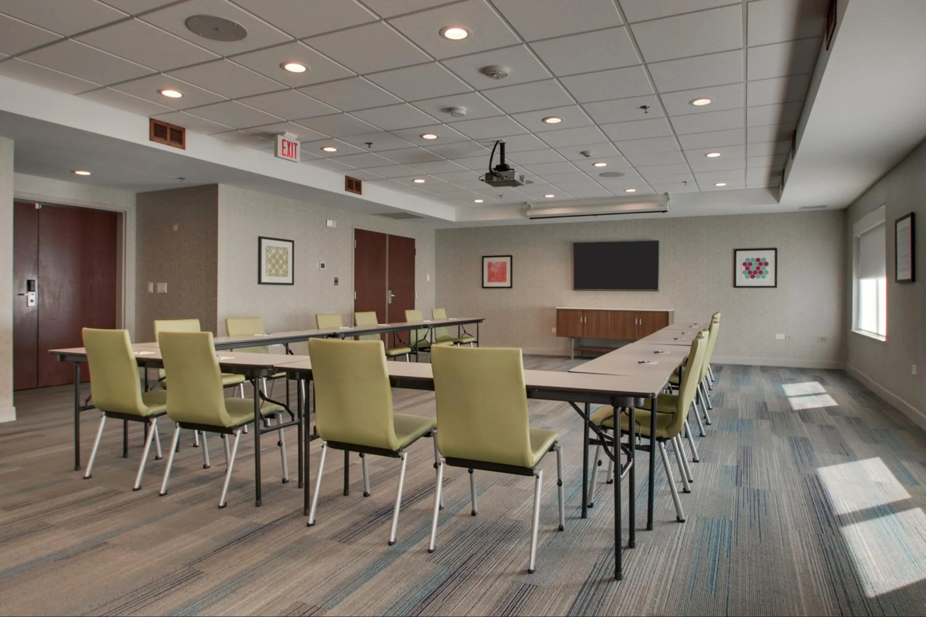 Meeting/conference room in Holiday Inn Express & Suites Aurora - Naperville by IHG