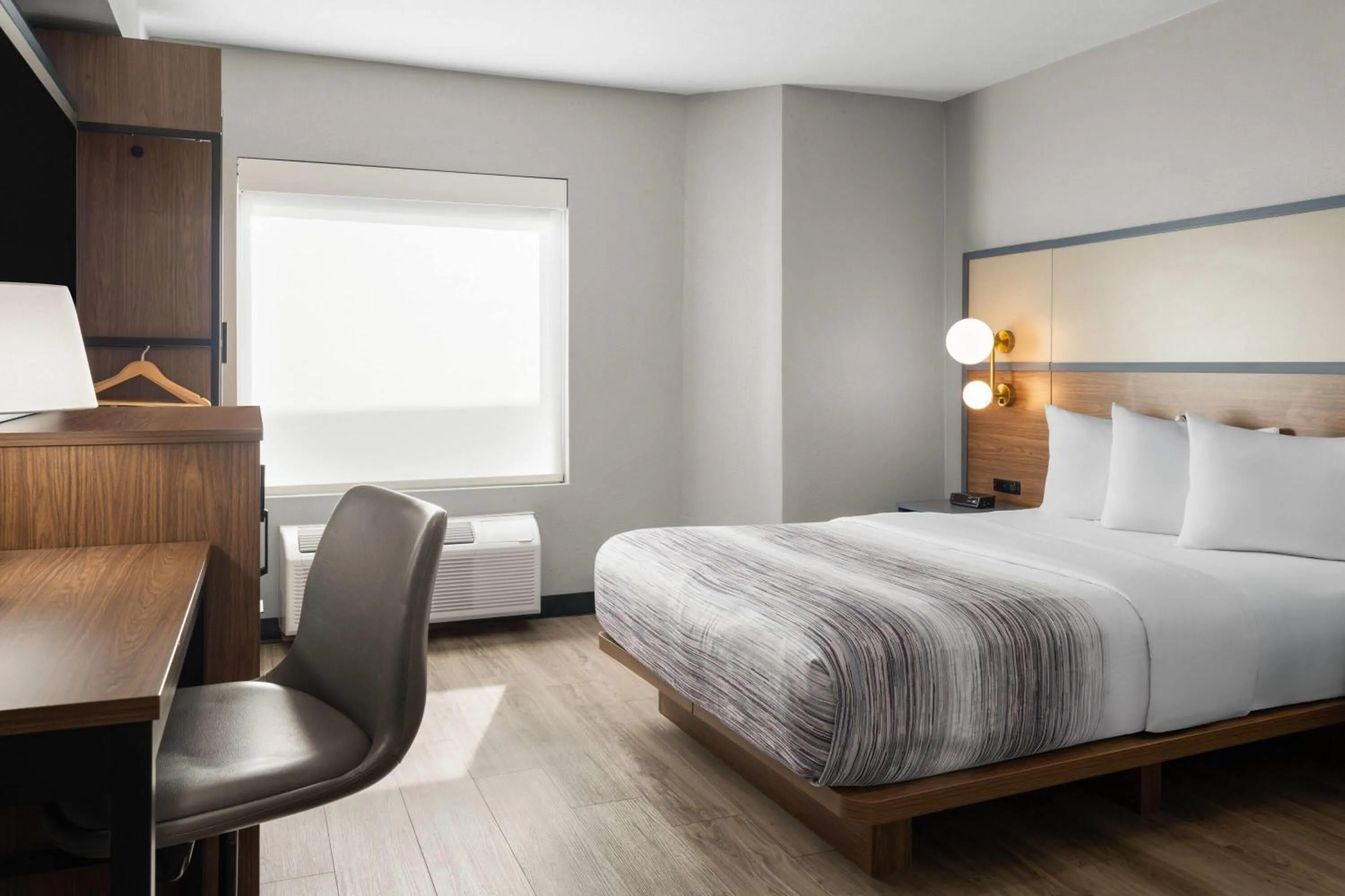 Photo of the whole room, Bed in AmericInn by Wyndham Urbana Champaign University Area