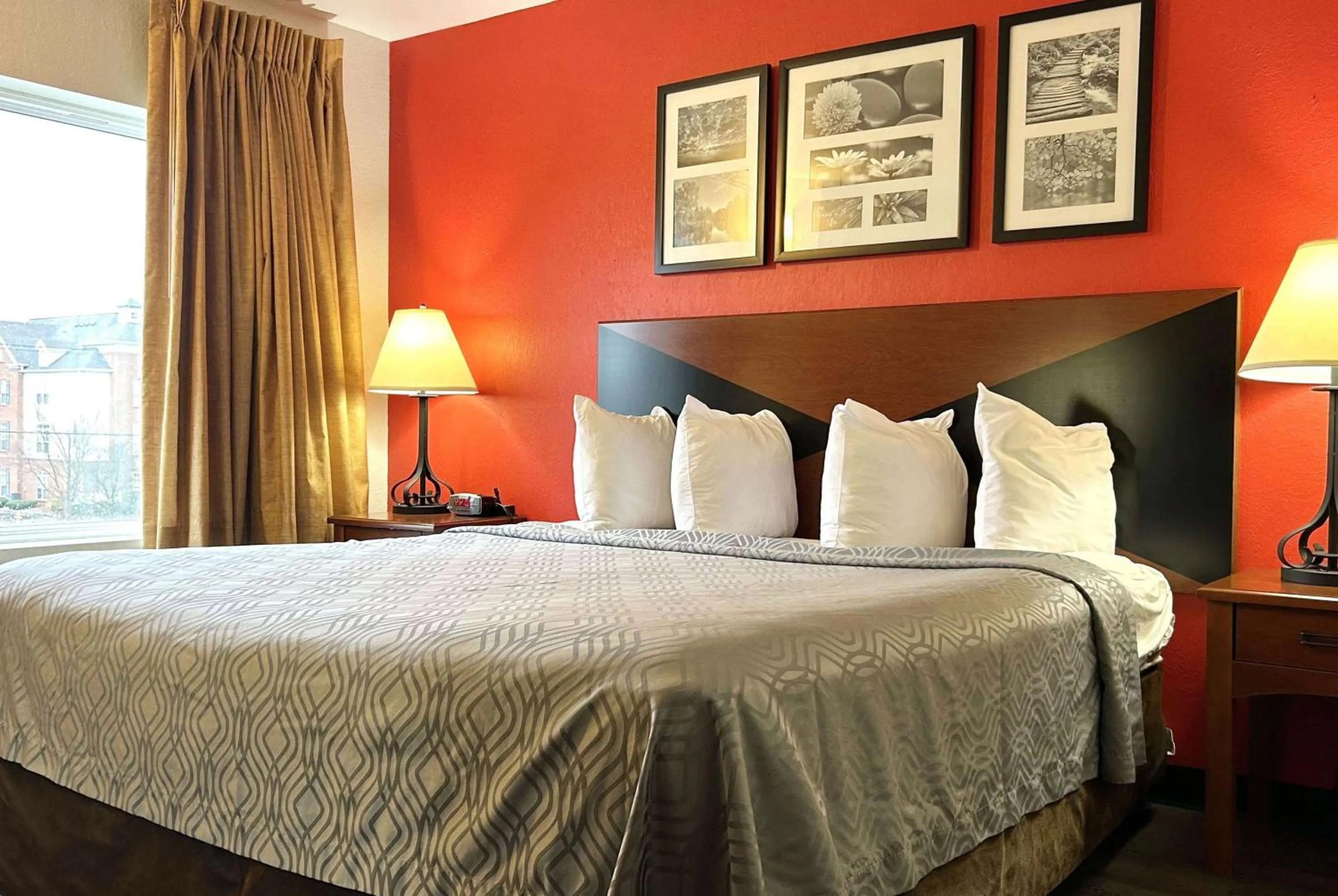 Photo of the whole room, Bed in Econo Lodge Champaign Urbana – University Area