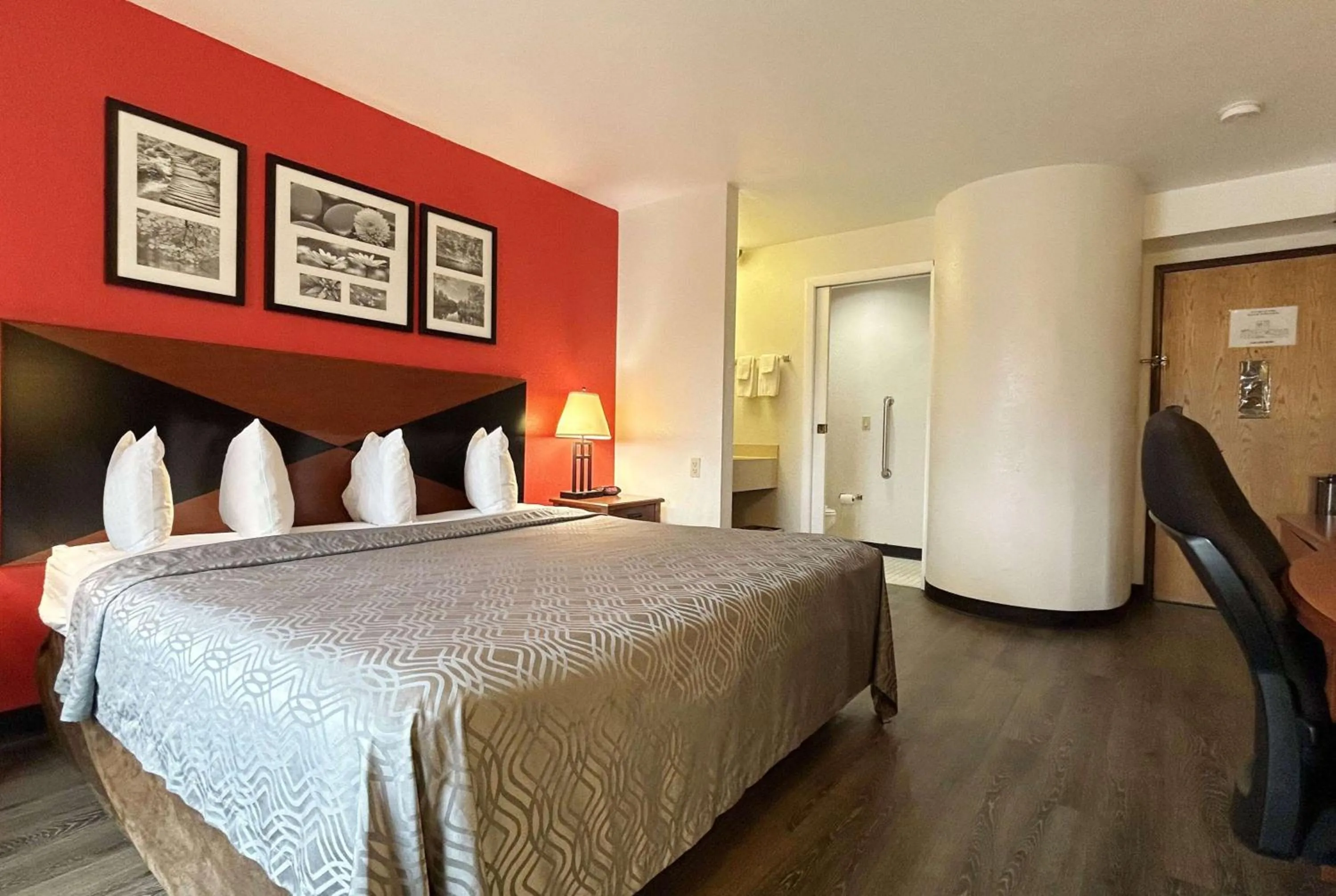 Photo of the whole room, Bed in Econo Lodge Champaign Urbana – University Area