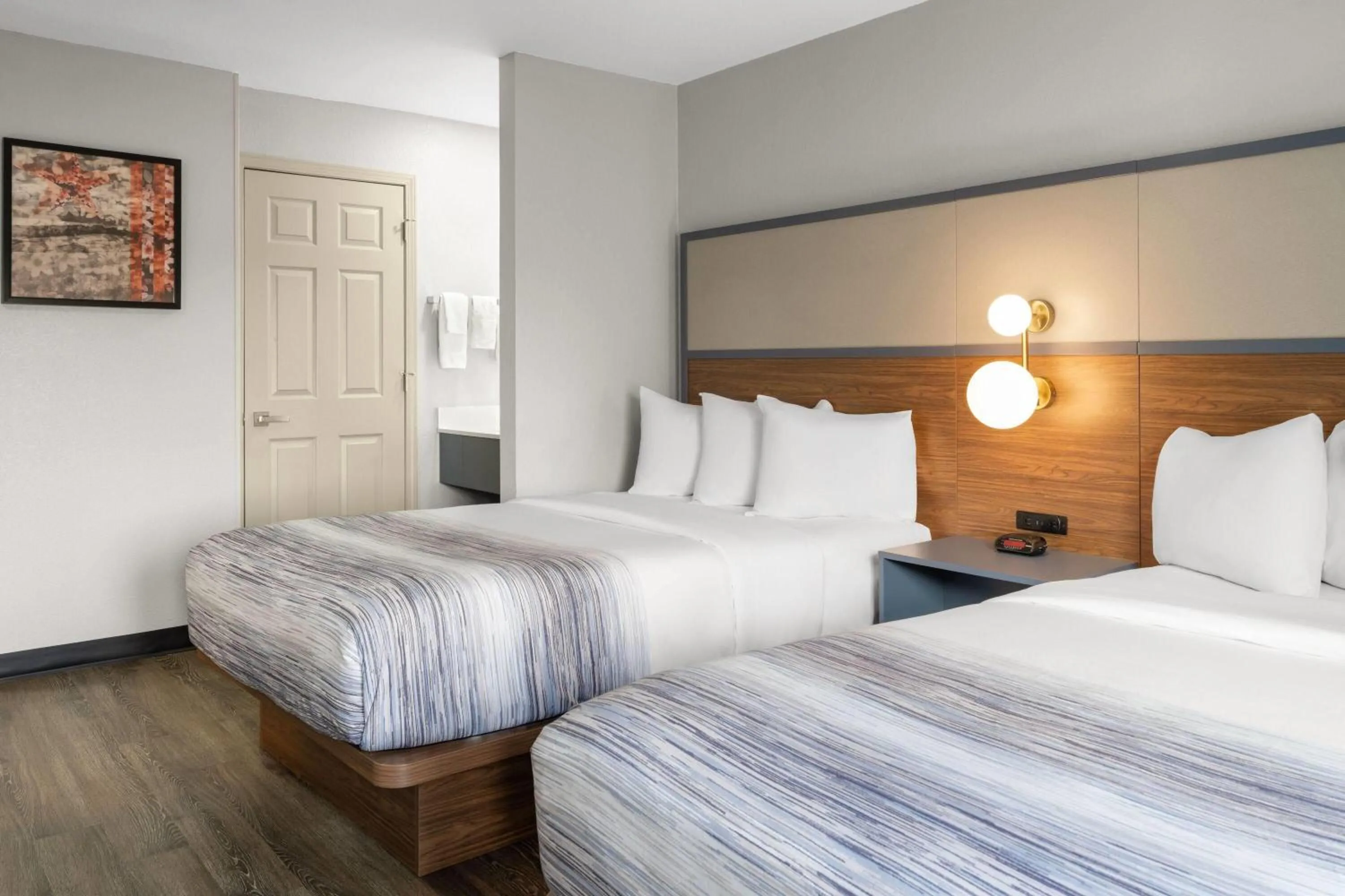 Photo of the whole room, Bed in AmericInn by Wyndham Urbana Champaign University Area