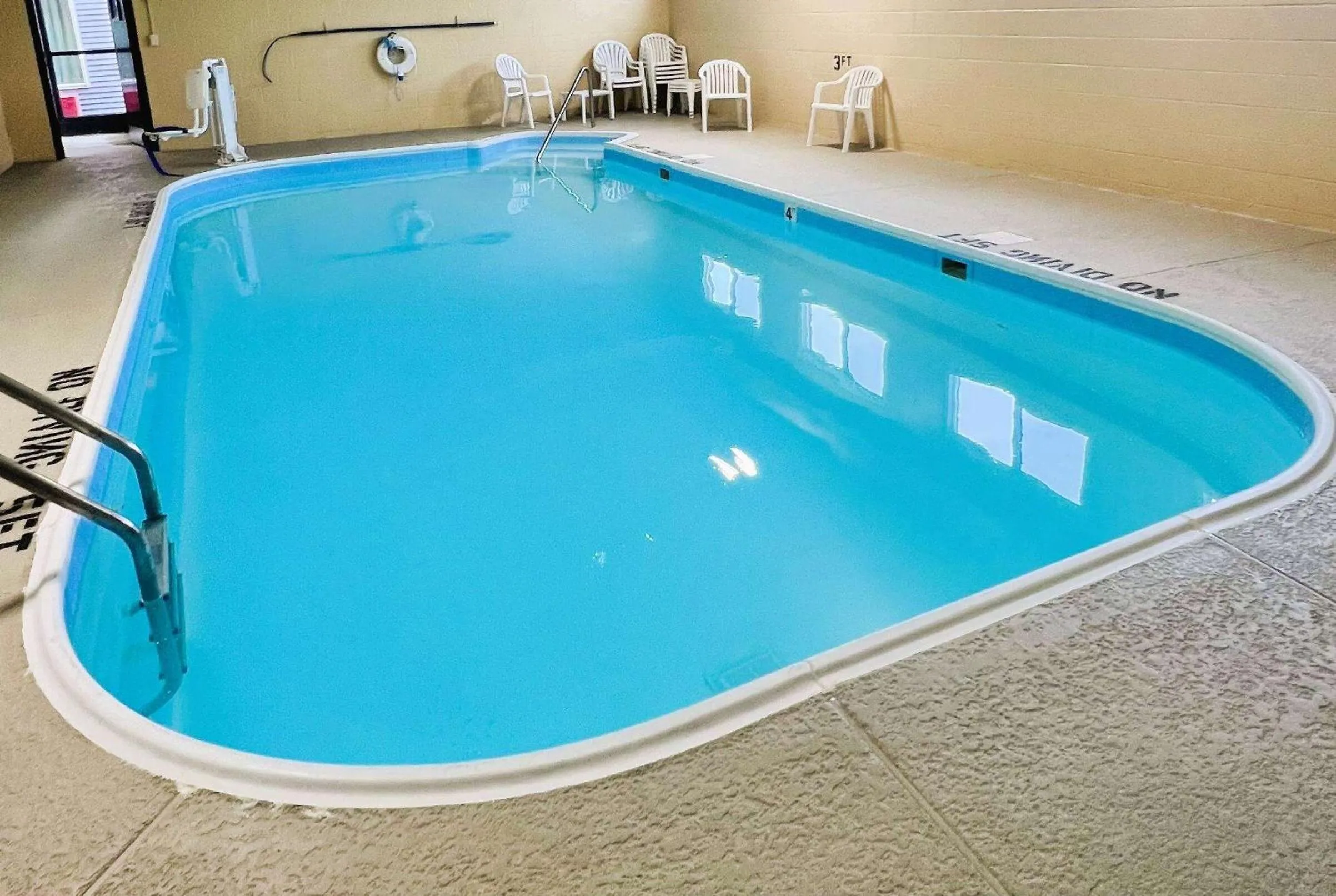 Pool view in Econo Lodge Champaign Urbana – University Area