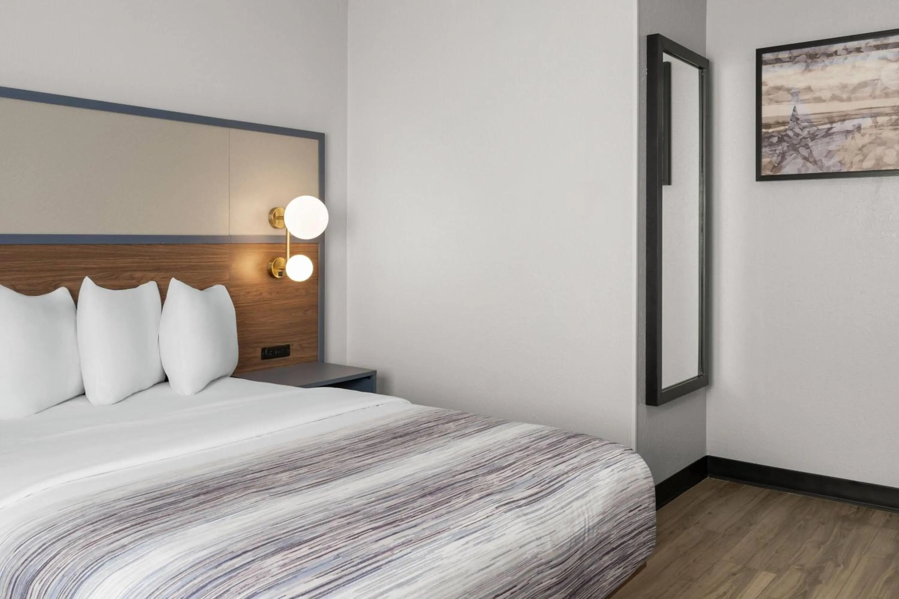 Photo of the whole room, Bed in AmericInn by Wyndham Urbana Champaign University Area