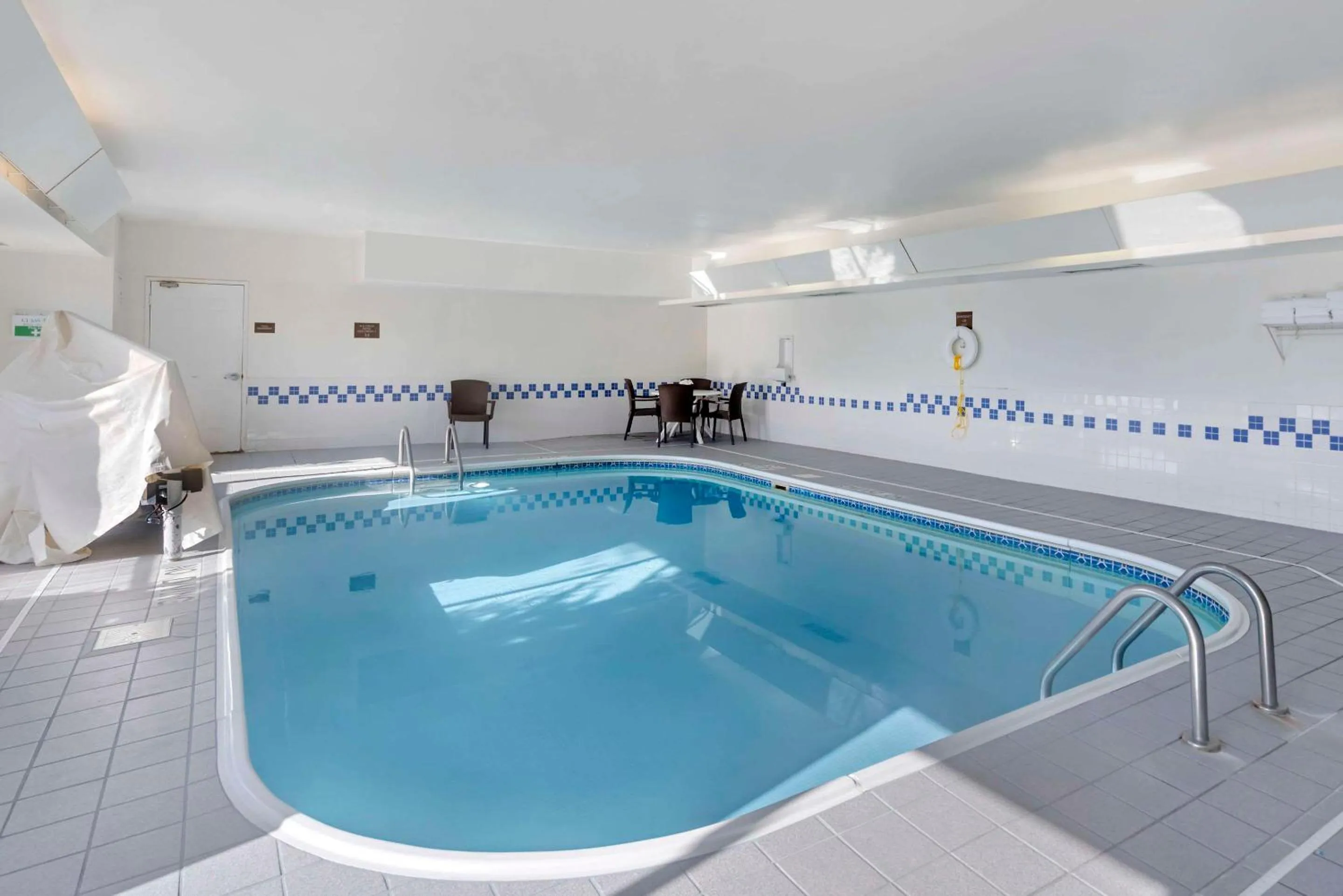 Swimming pool in Comfort Suites Normal University area