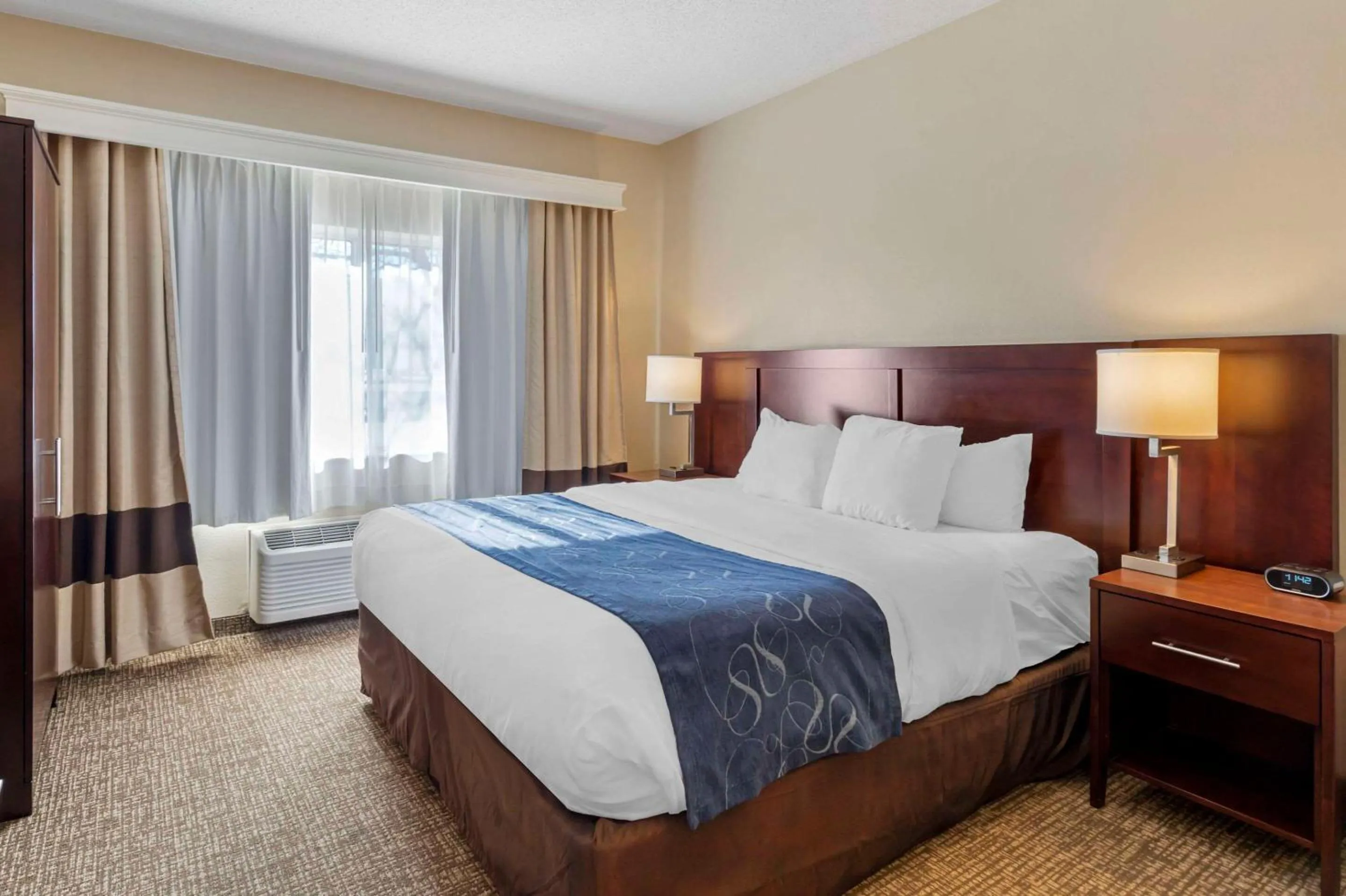 Bedroom, Bed in Comfort Suites Normal University area