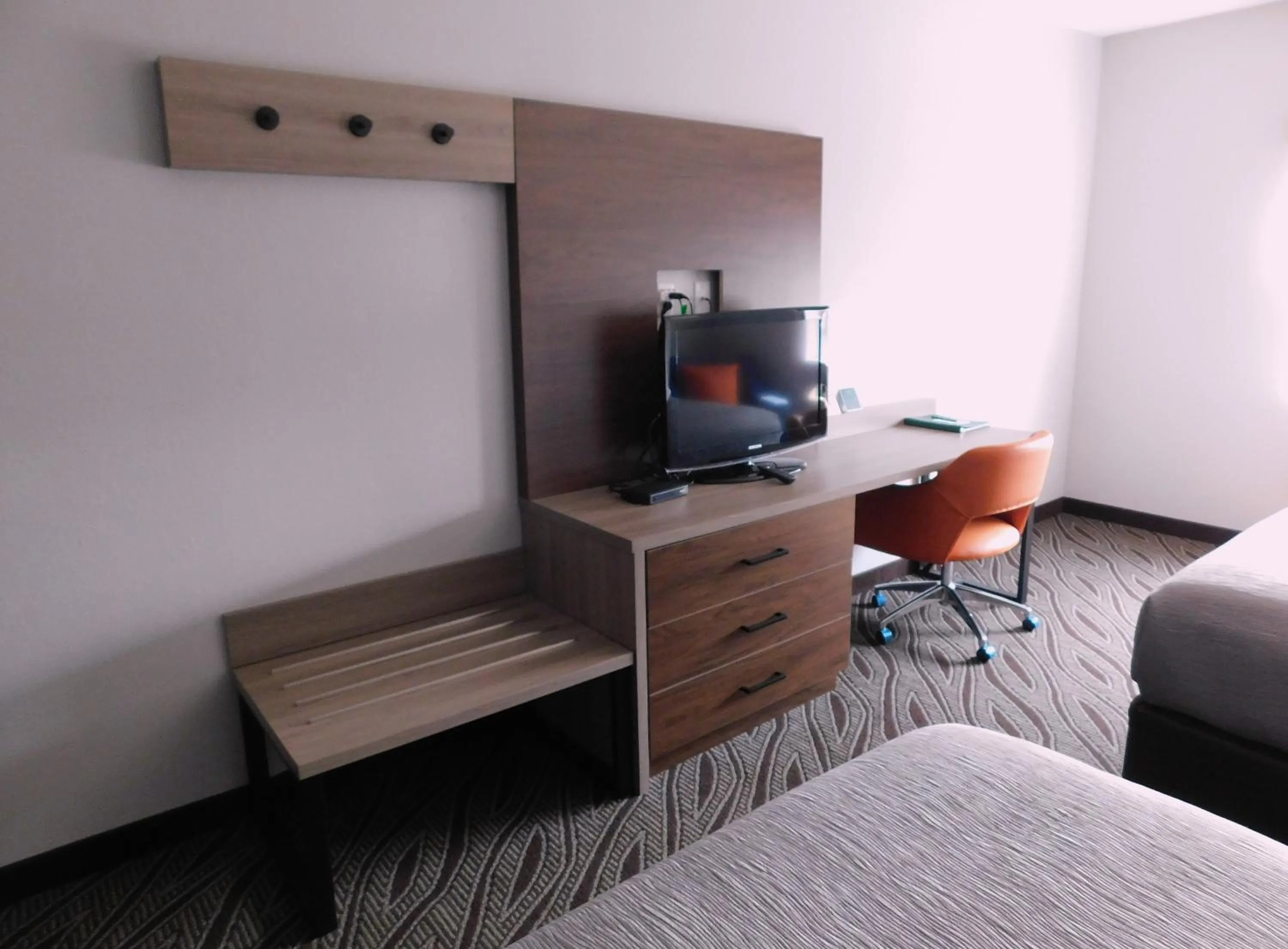 Communal lounge/ TV room, Bed in Quality Inn Pontiac