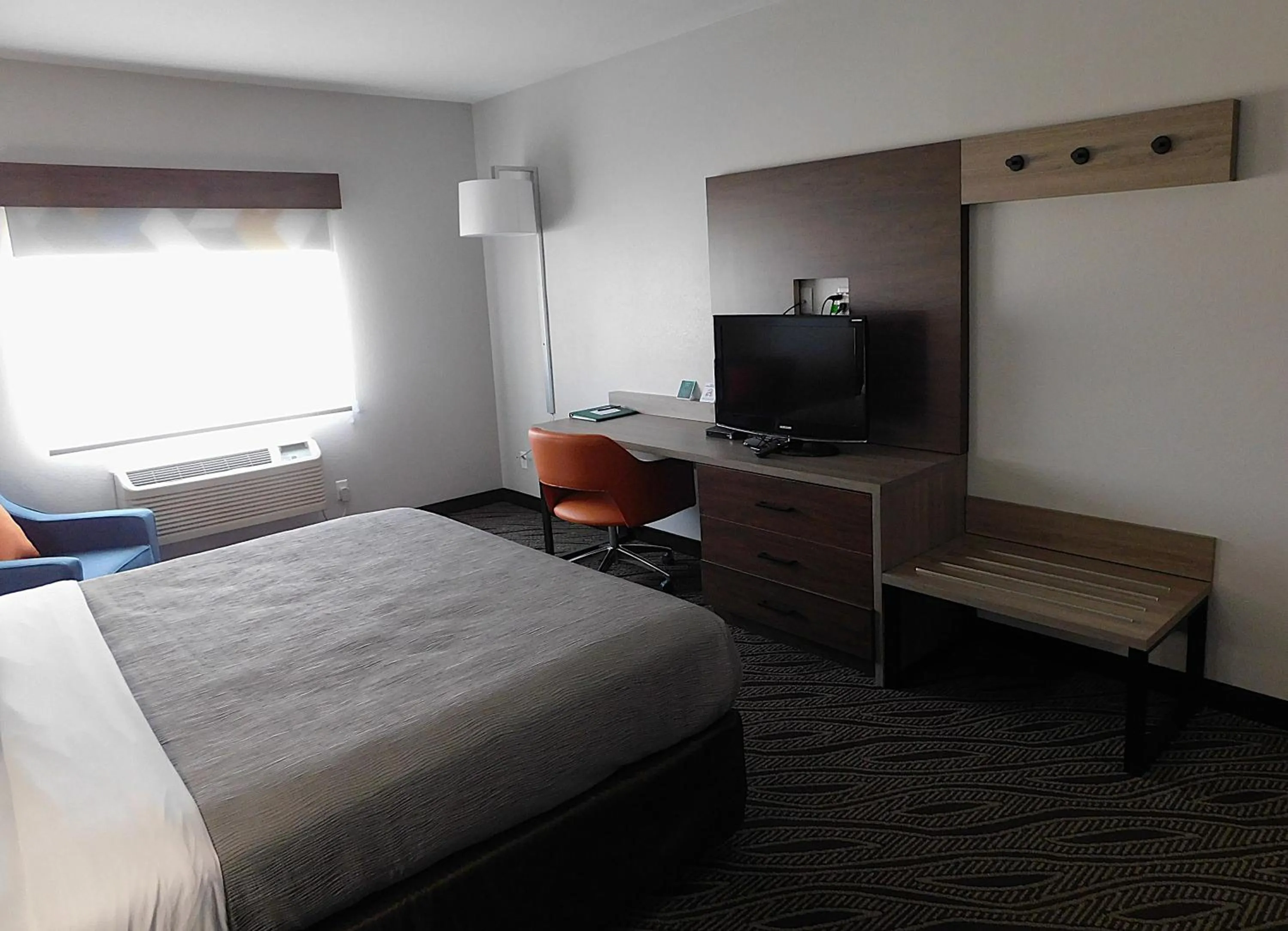 TV and multimedia, Bed in Quality Inn Pontiac