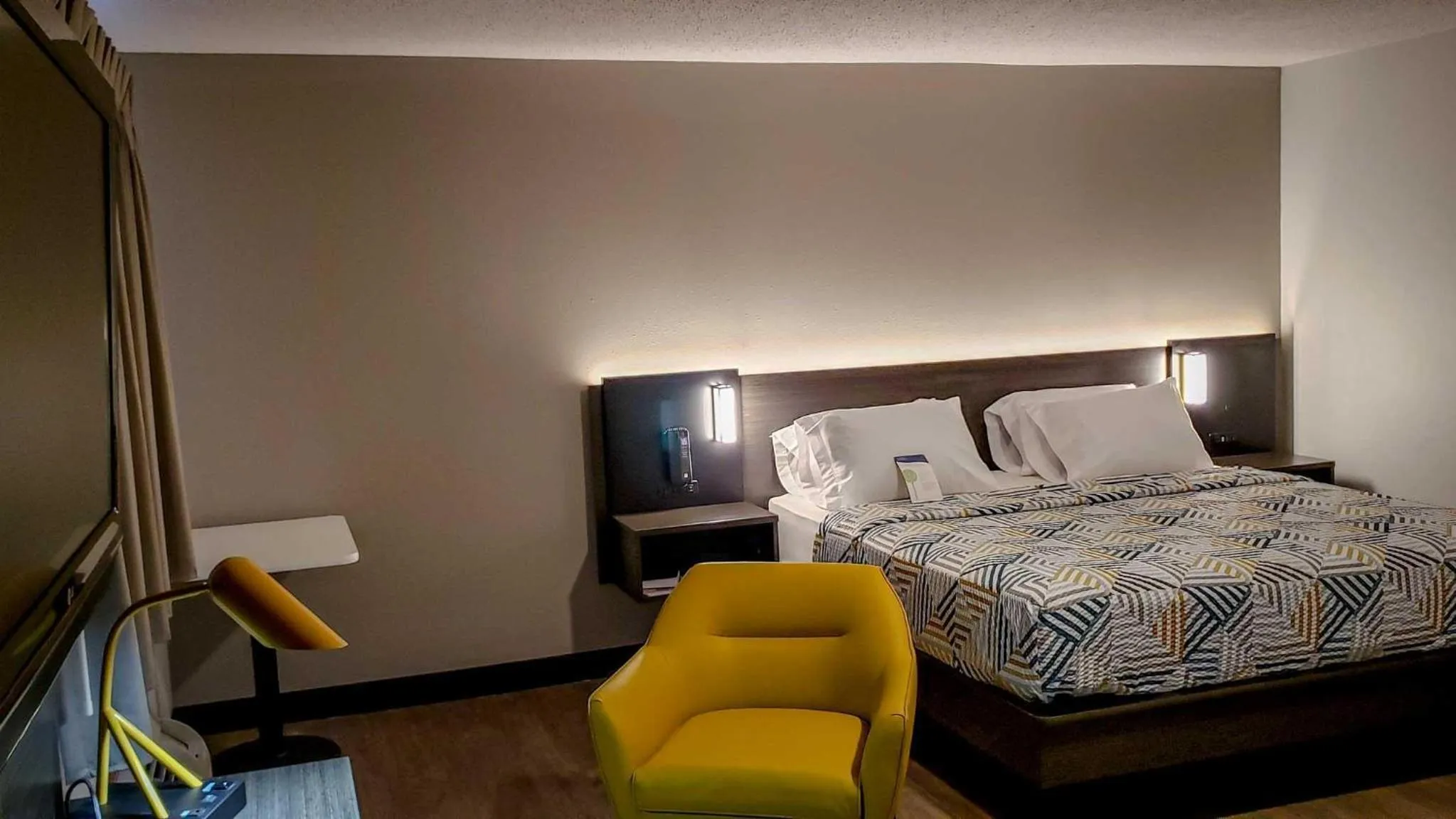 Bedroom, Bed in Motel 6-Kewanee, IL