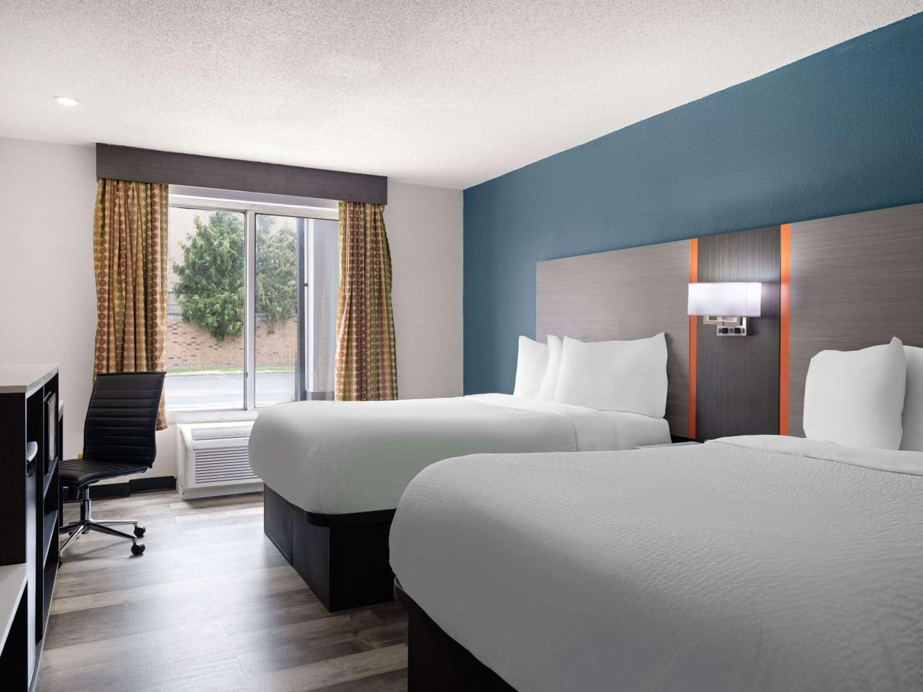 Photo of the whole room, Bed in Baymont by Wyndham Indianapolis East