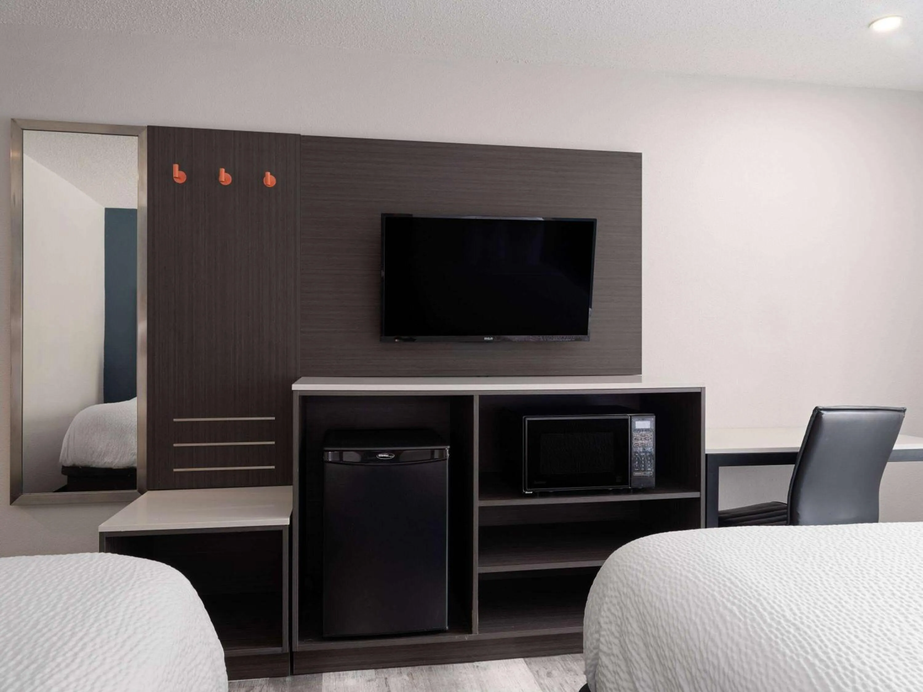 Photo of the whole room, Bed in Baymont by Wyndham Indianapolis East