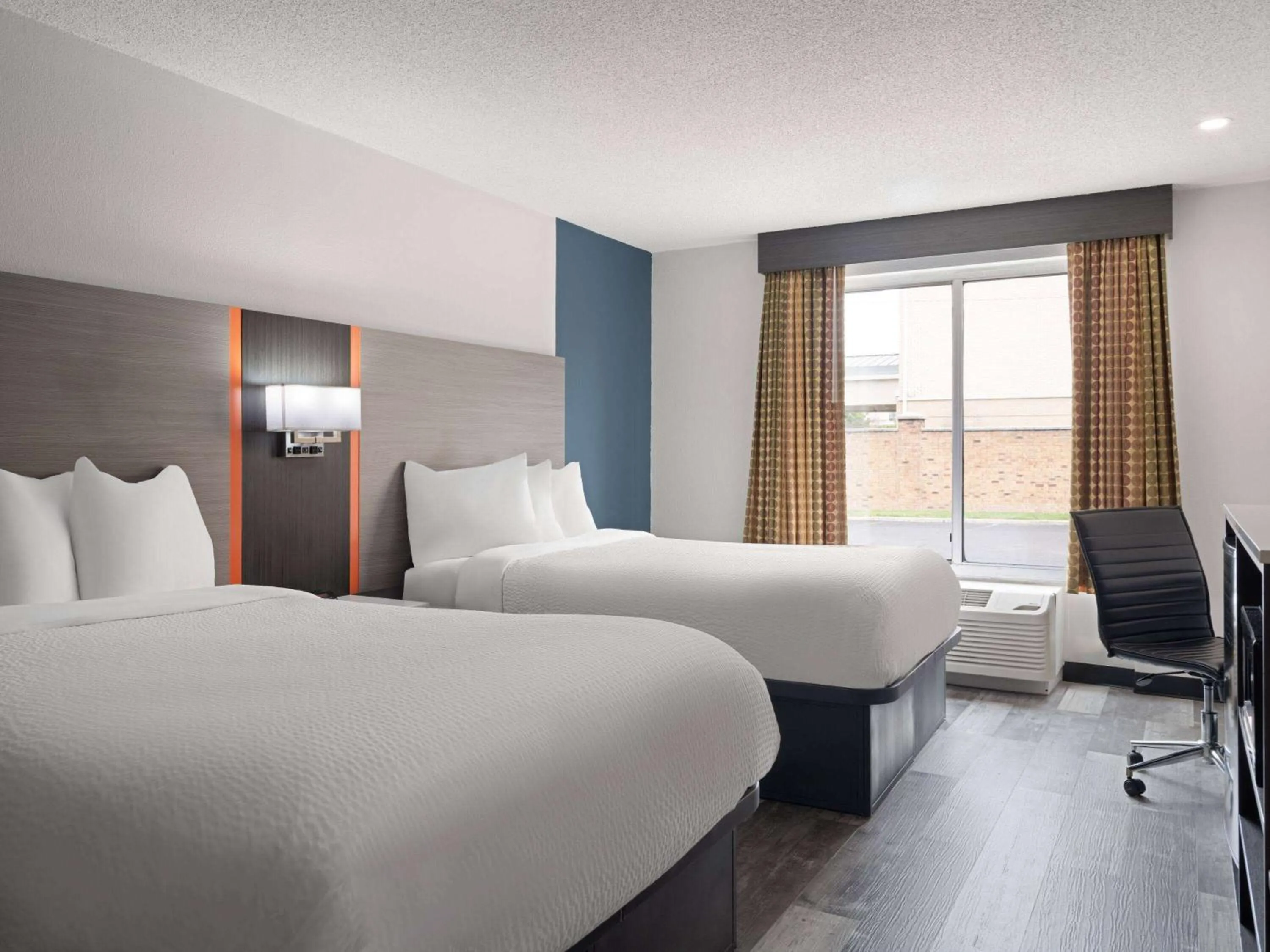 Photo of the whole room, Bed in Baymont by Wyndham Indianapolis East