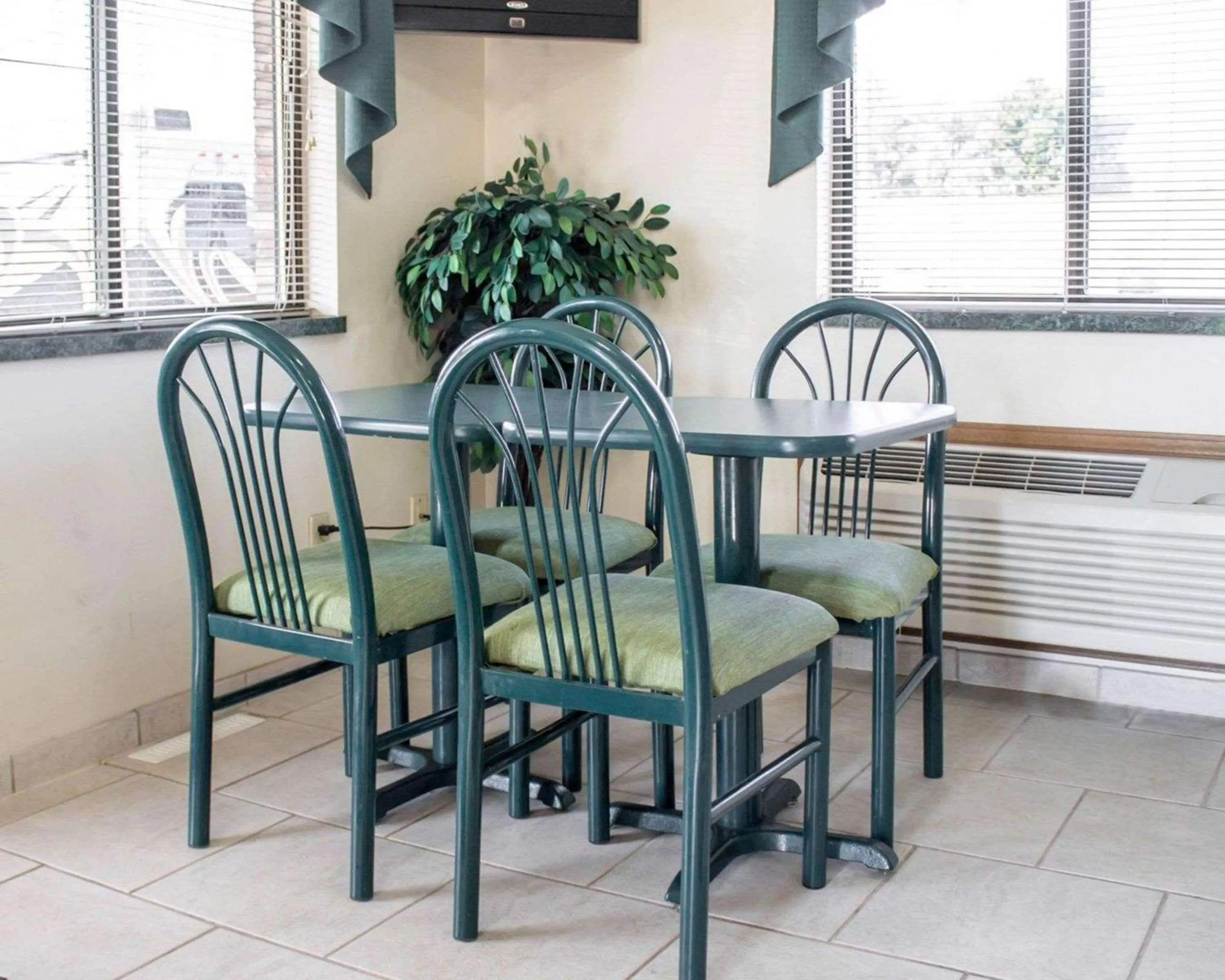 Restaurant/places to eat in Econo Lodge Elkhart North