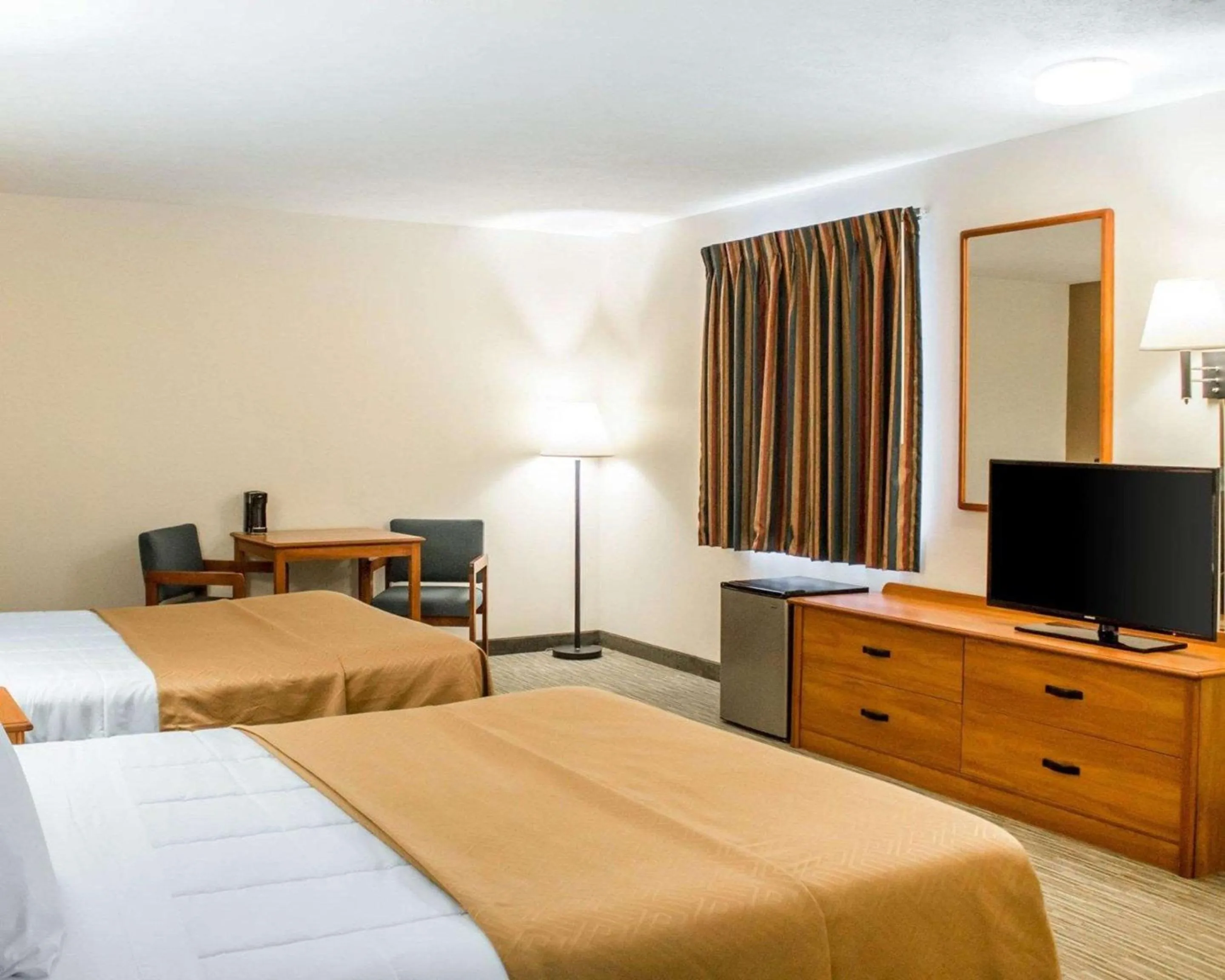 Photo of the whole room, Bed in Econo Lodge Elkhart North