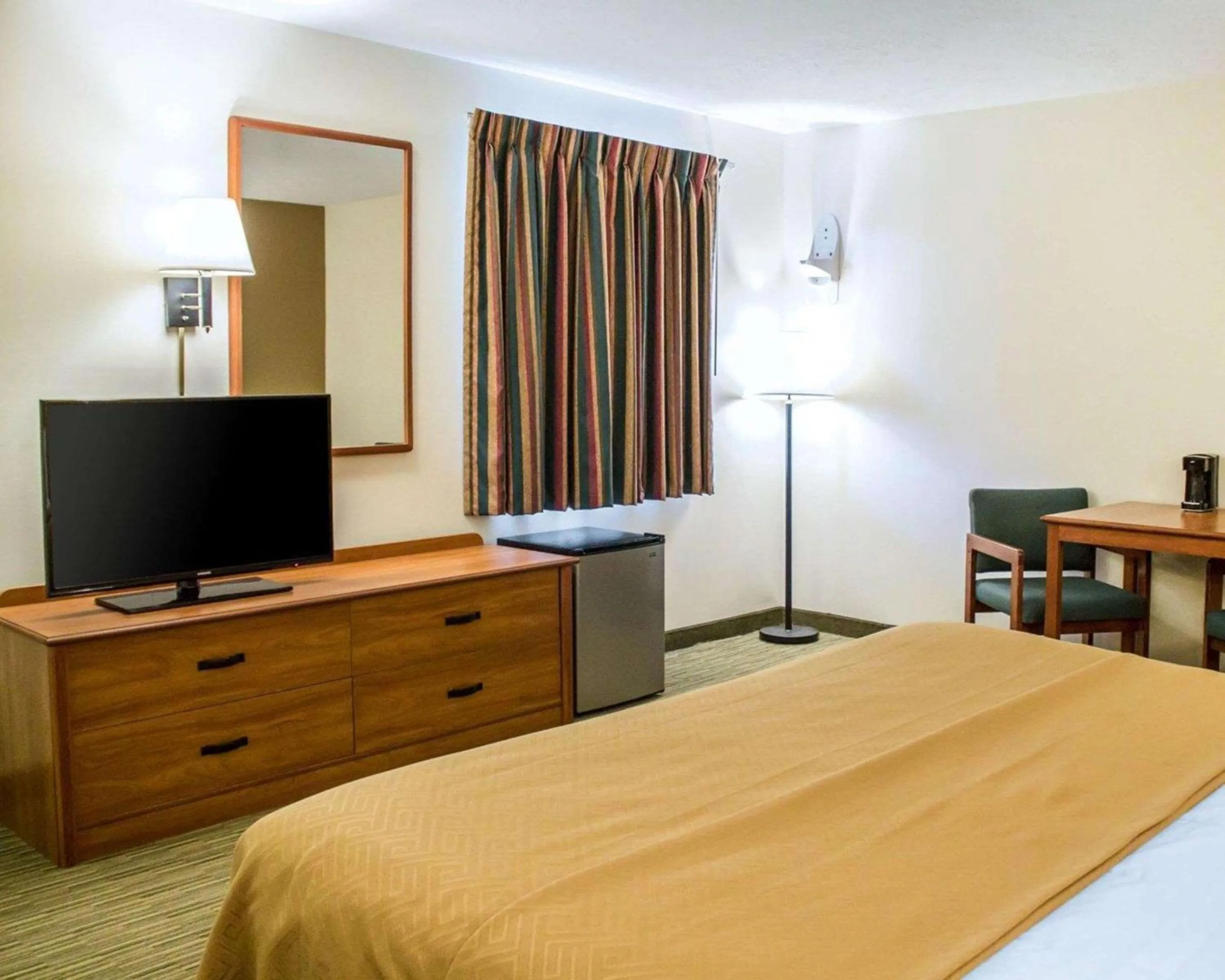 Photo of the whole room, Bed in Econo Lodge Elkhart North