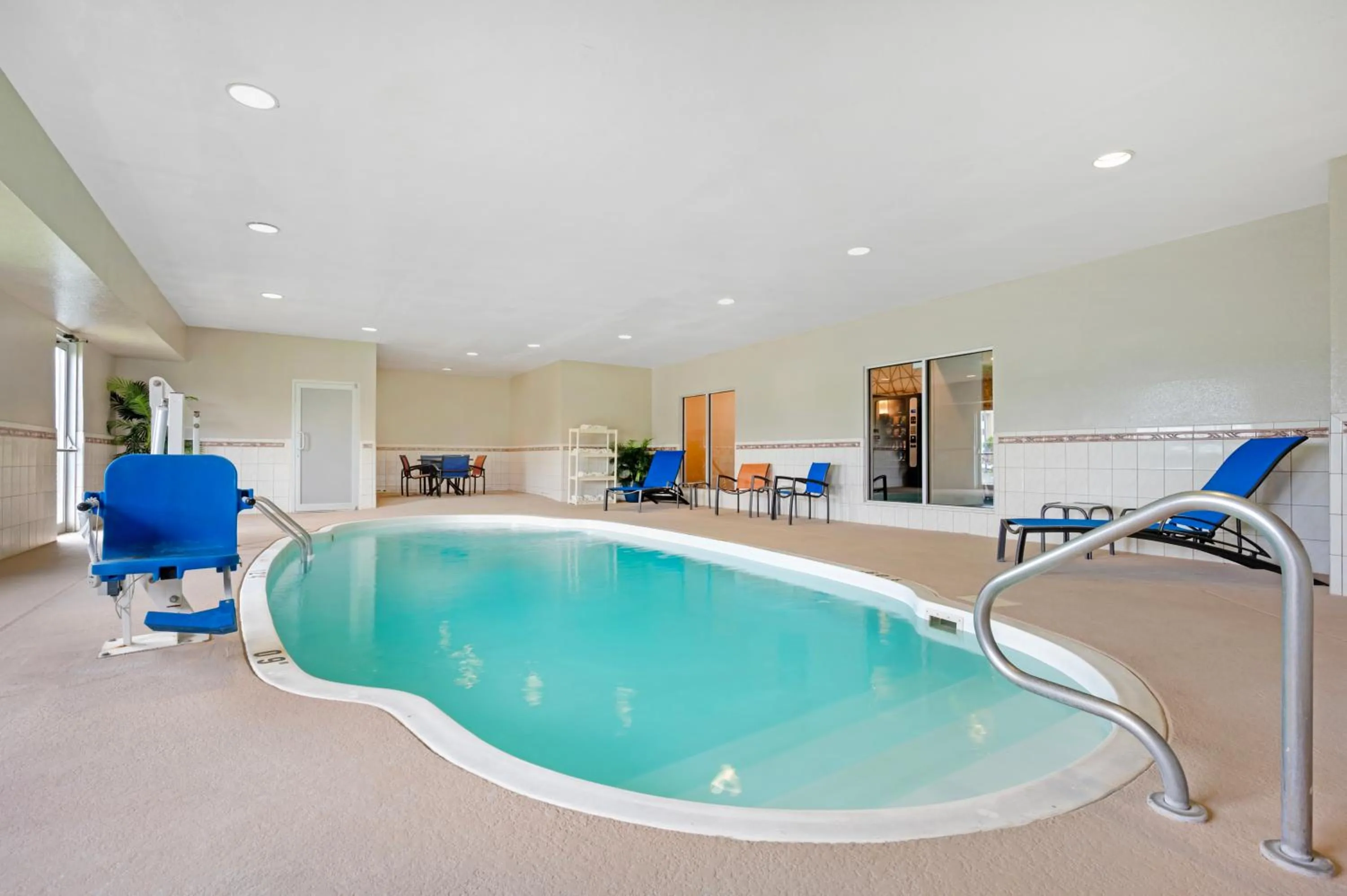Swimming pool in Comfort Inn & Suites North Greenfield