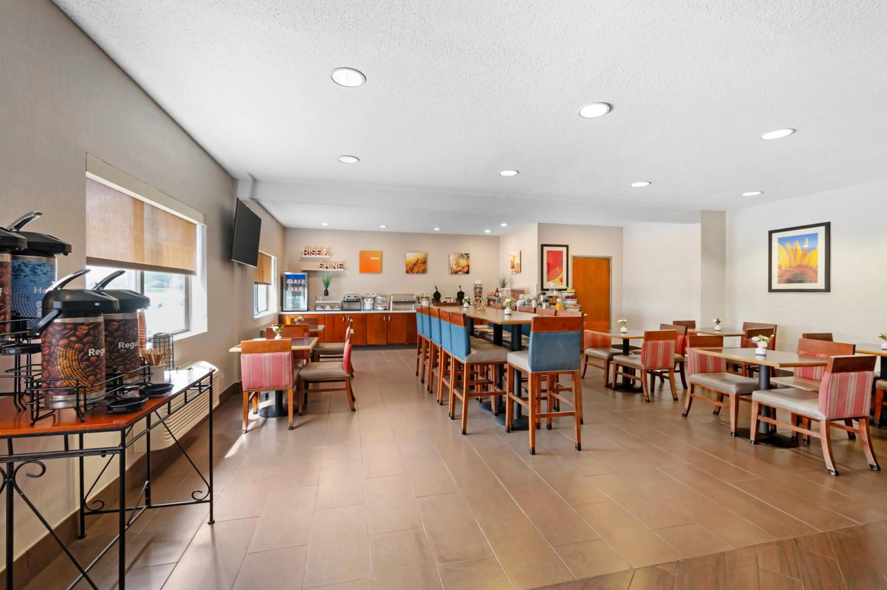 Dining area in Comfort Inn & Suites North Greenfield