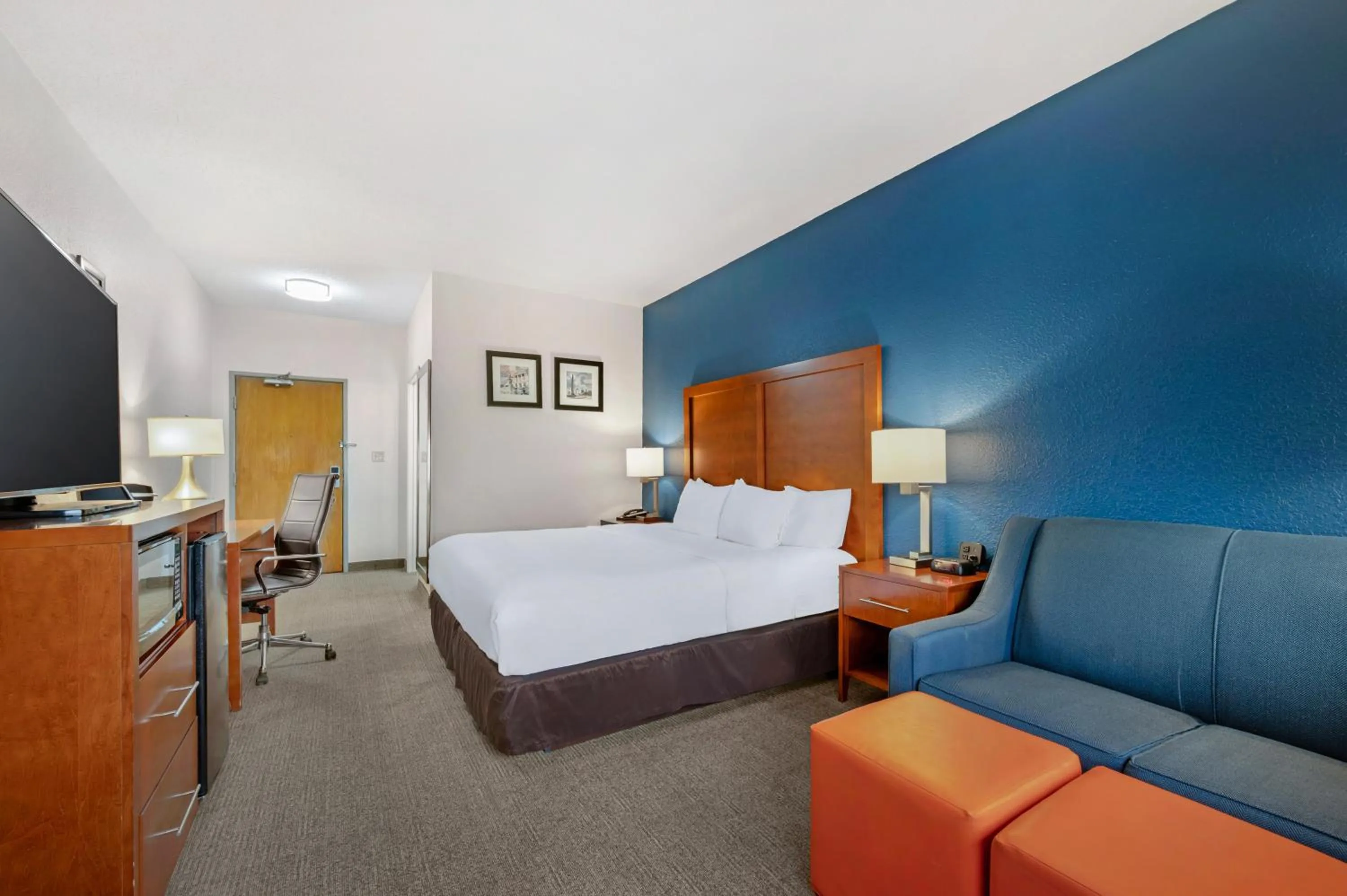 Bed in Comfort Inn & Suites North Greenfield