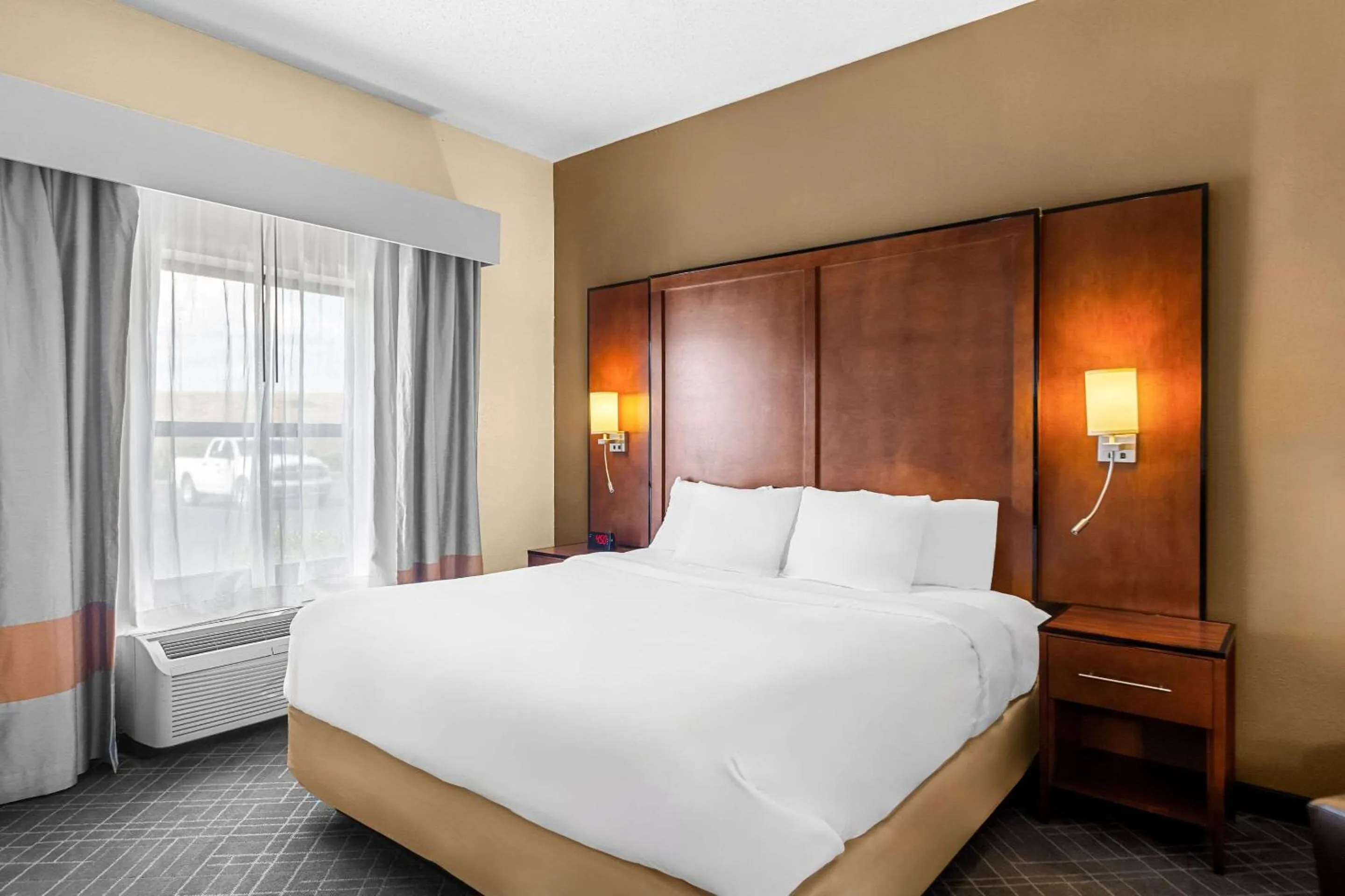 Bedroom, Bed in Comfort Suites Vincennes