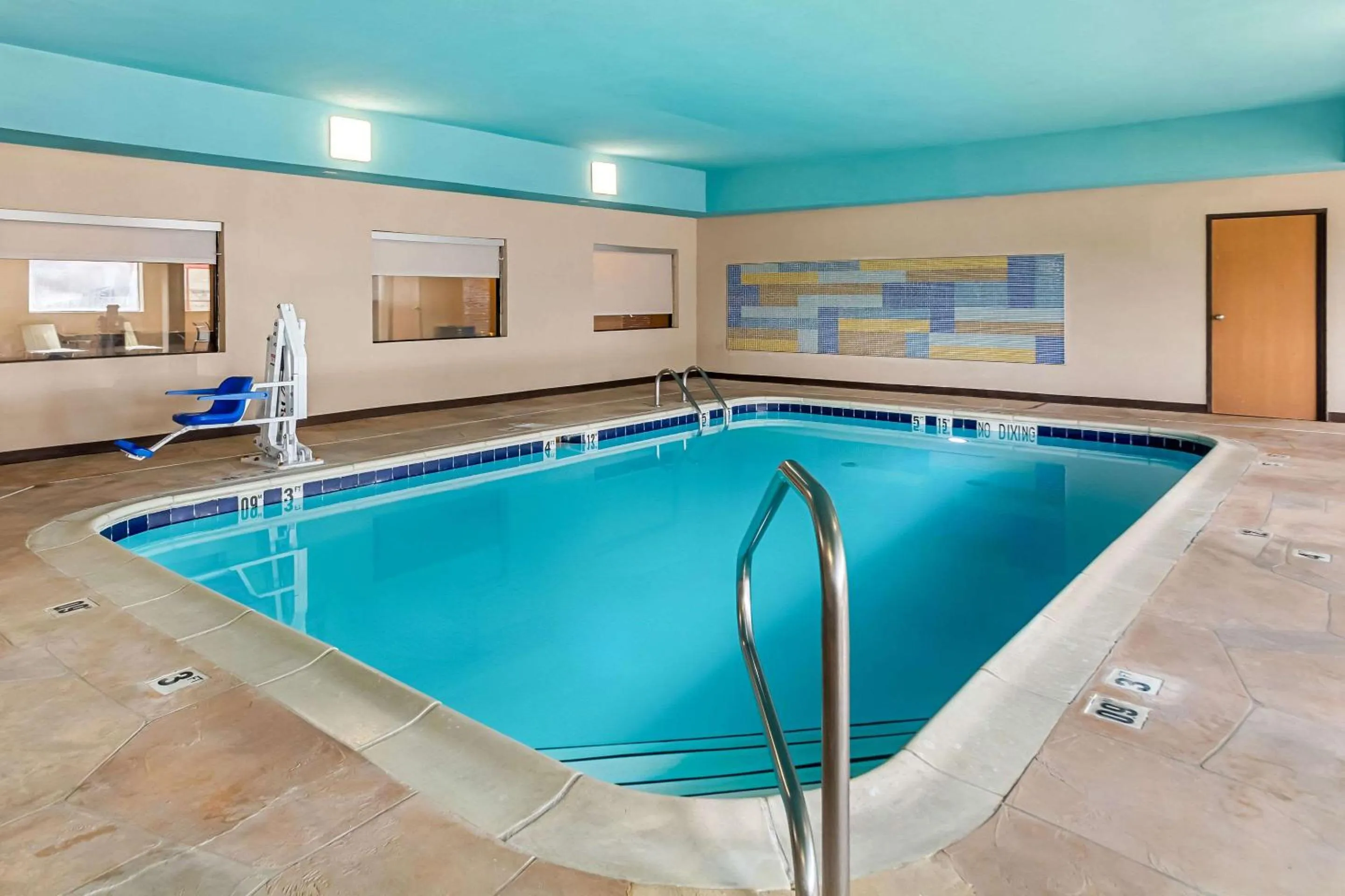 Swimming pool in Comfort Suites Vincennes