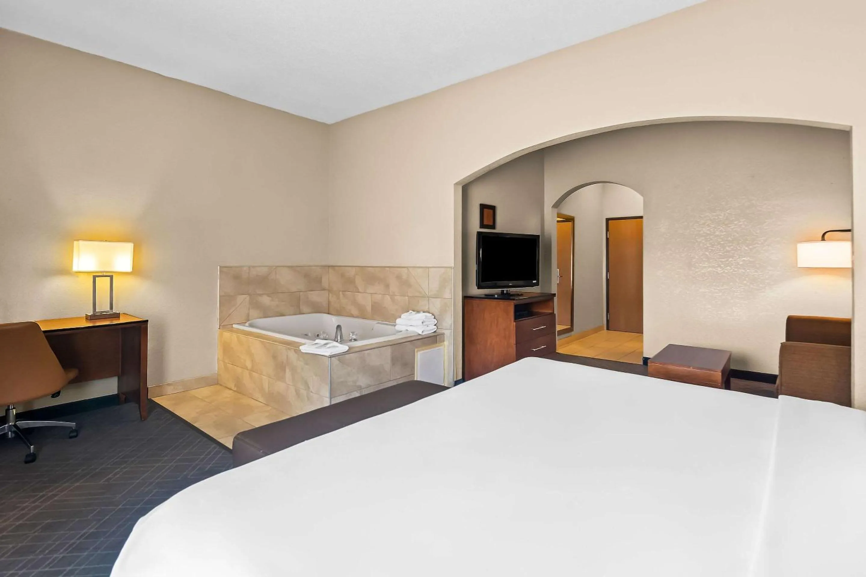 Bedroom, Bed in Comfort Suites Vincennes