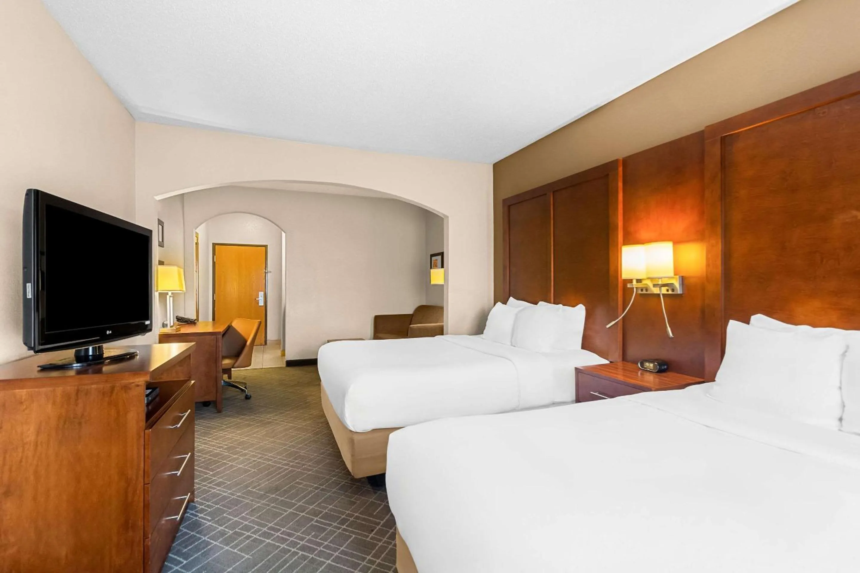 Bedroom, Bed in Comfort Suites Vincennes