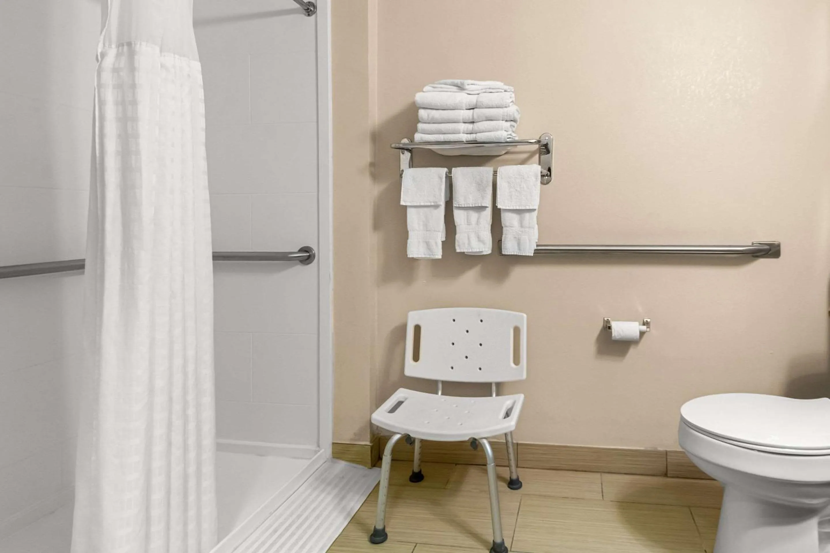 Bathroom in Comfort Suites Vincennes