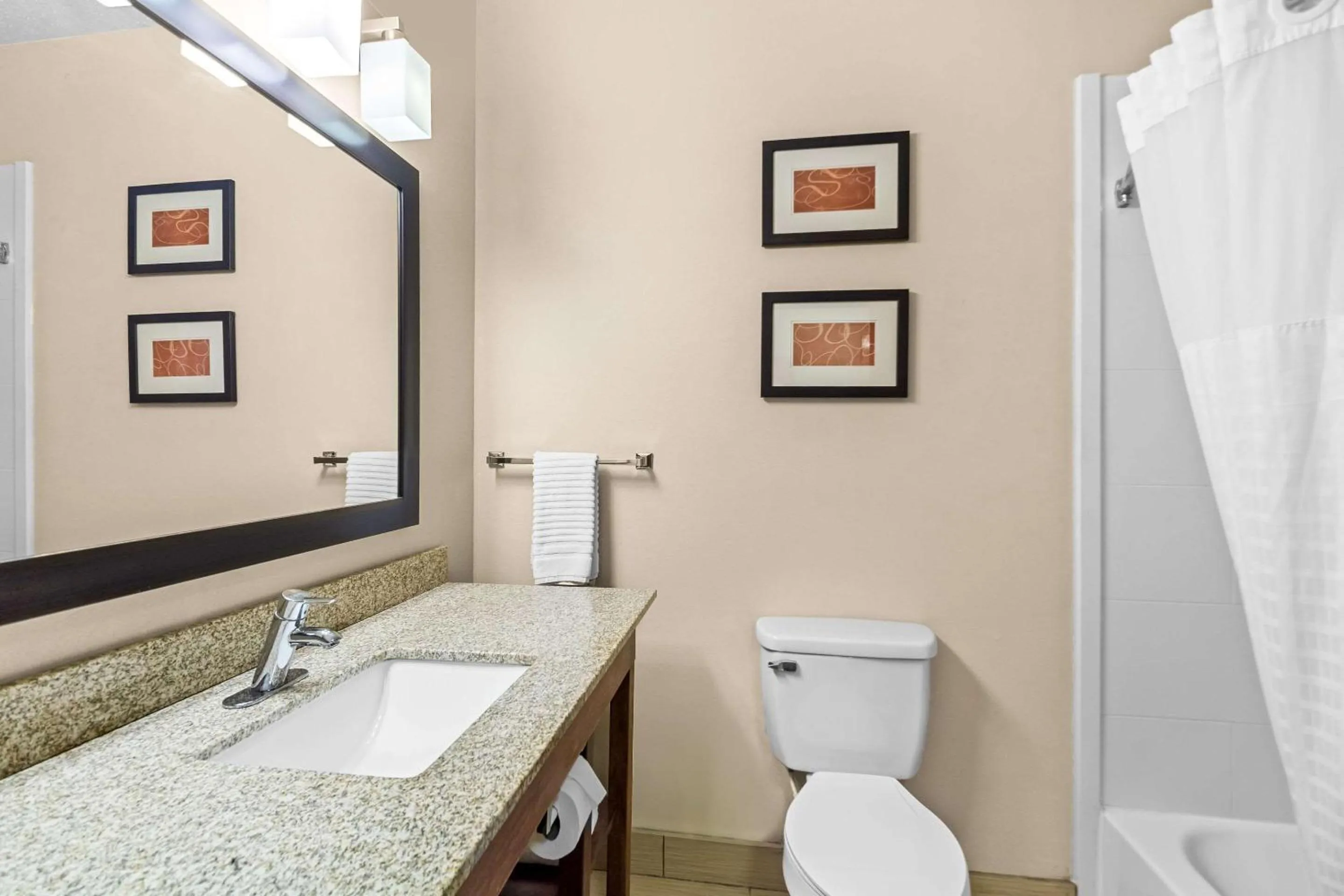 Bathroom in Comfort Suites Vincennes