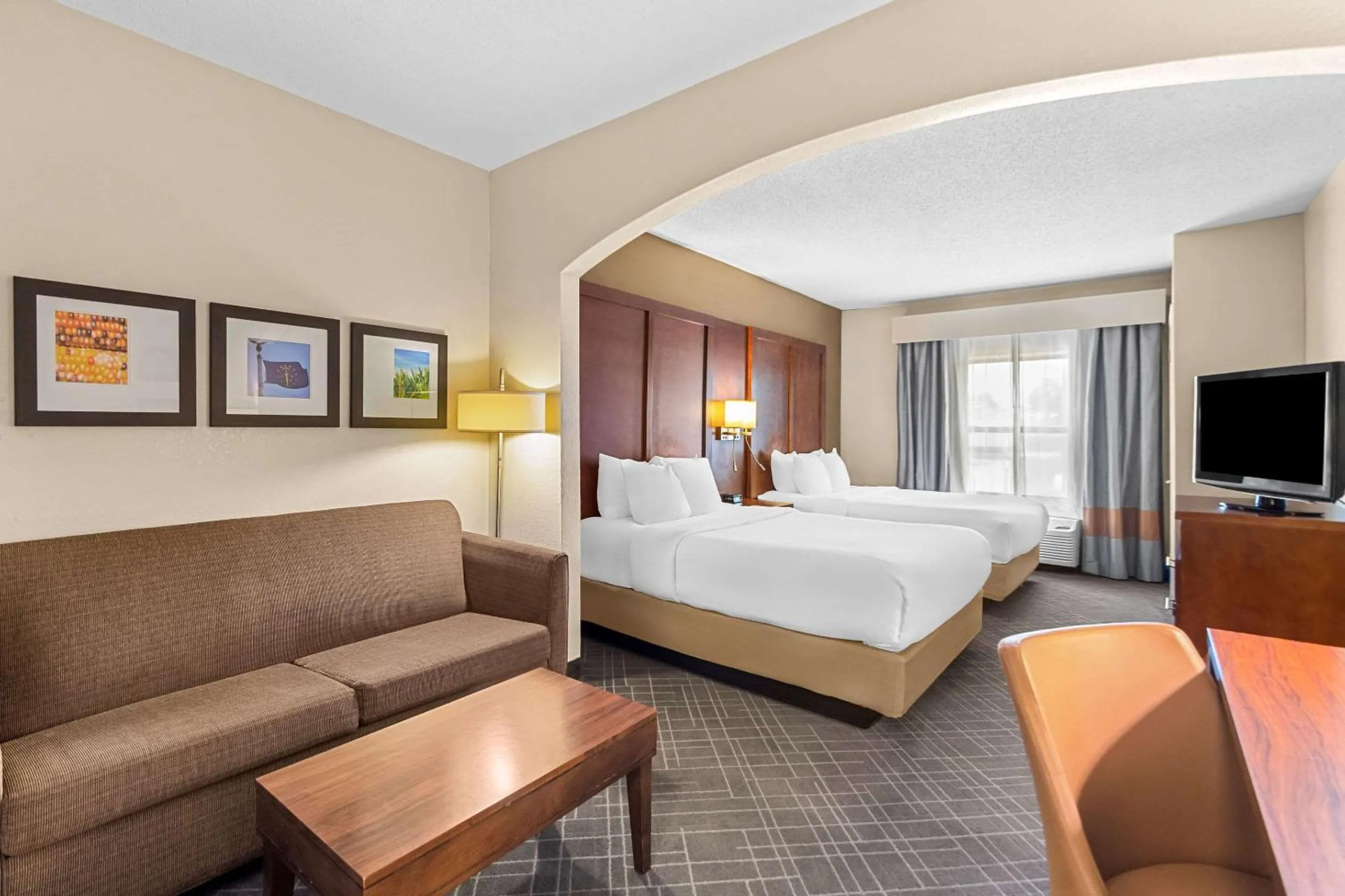 Bedroom, Bed in Comfort Suites Vincennes