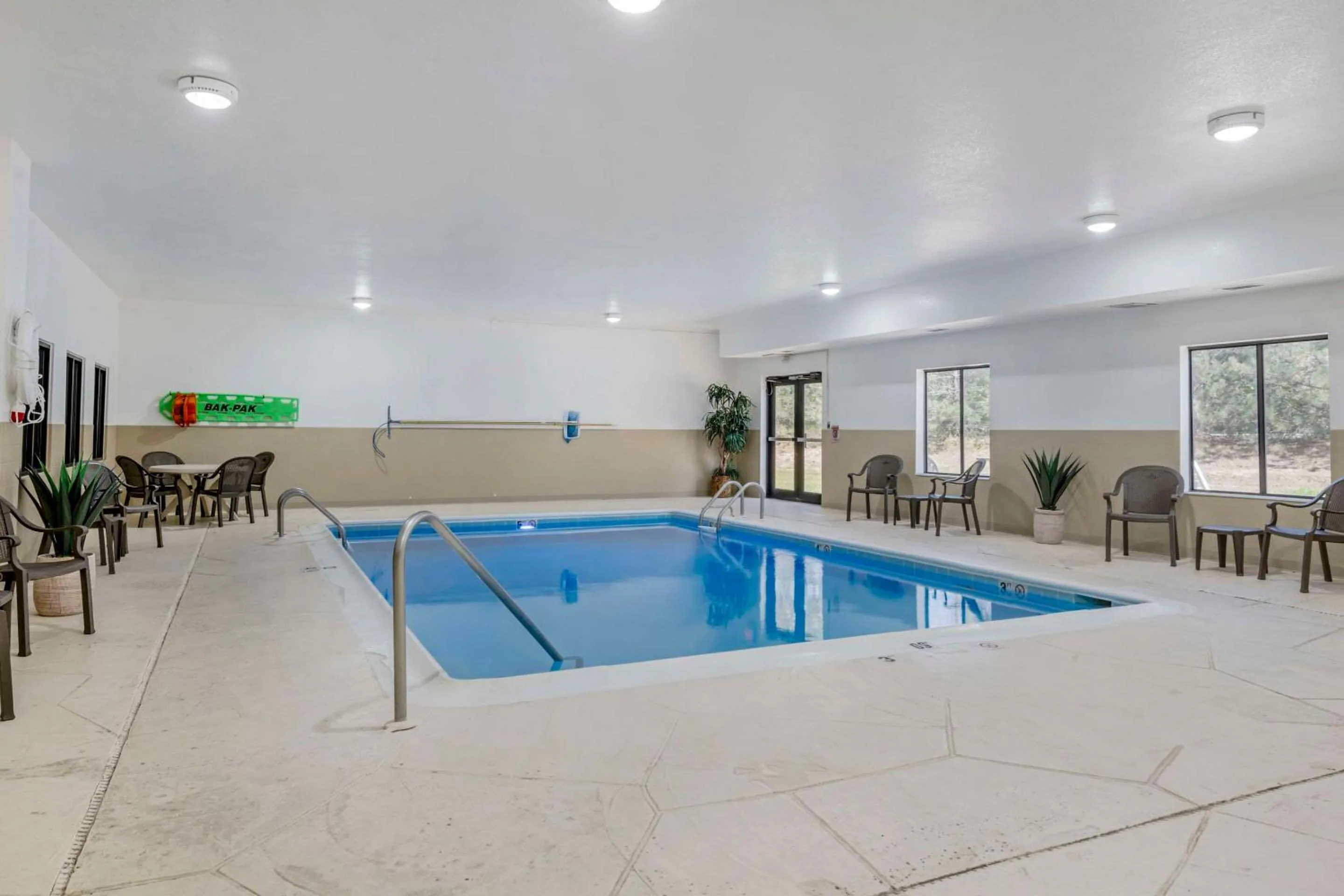 Swimming pool in Comfort Suites West Indianapolis - Brownsburg