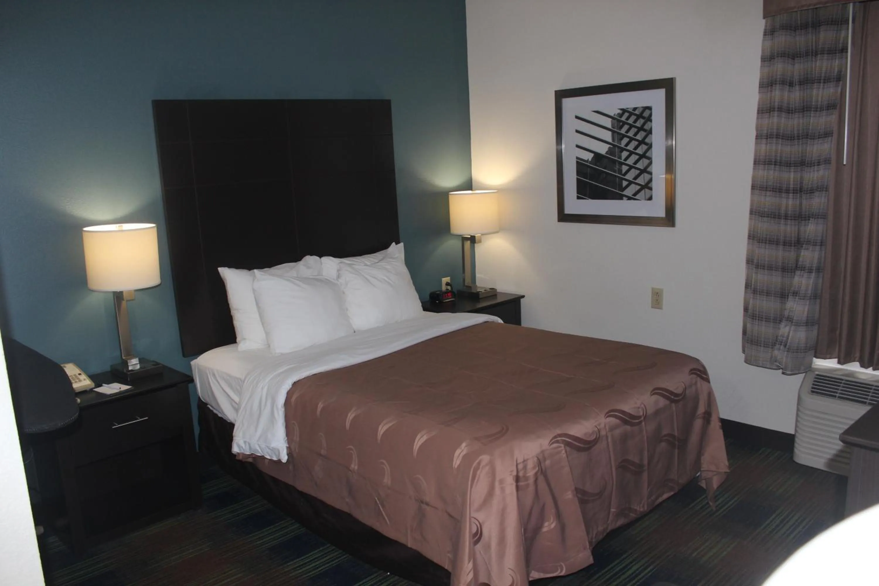 Bed in Quality Inn North Vernon