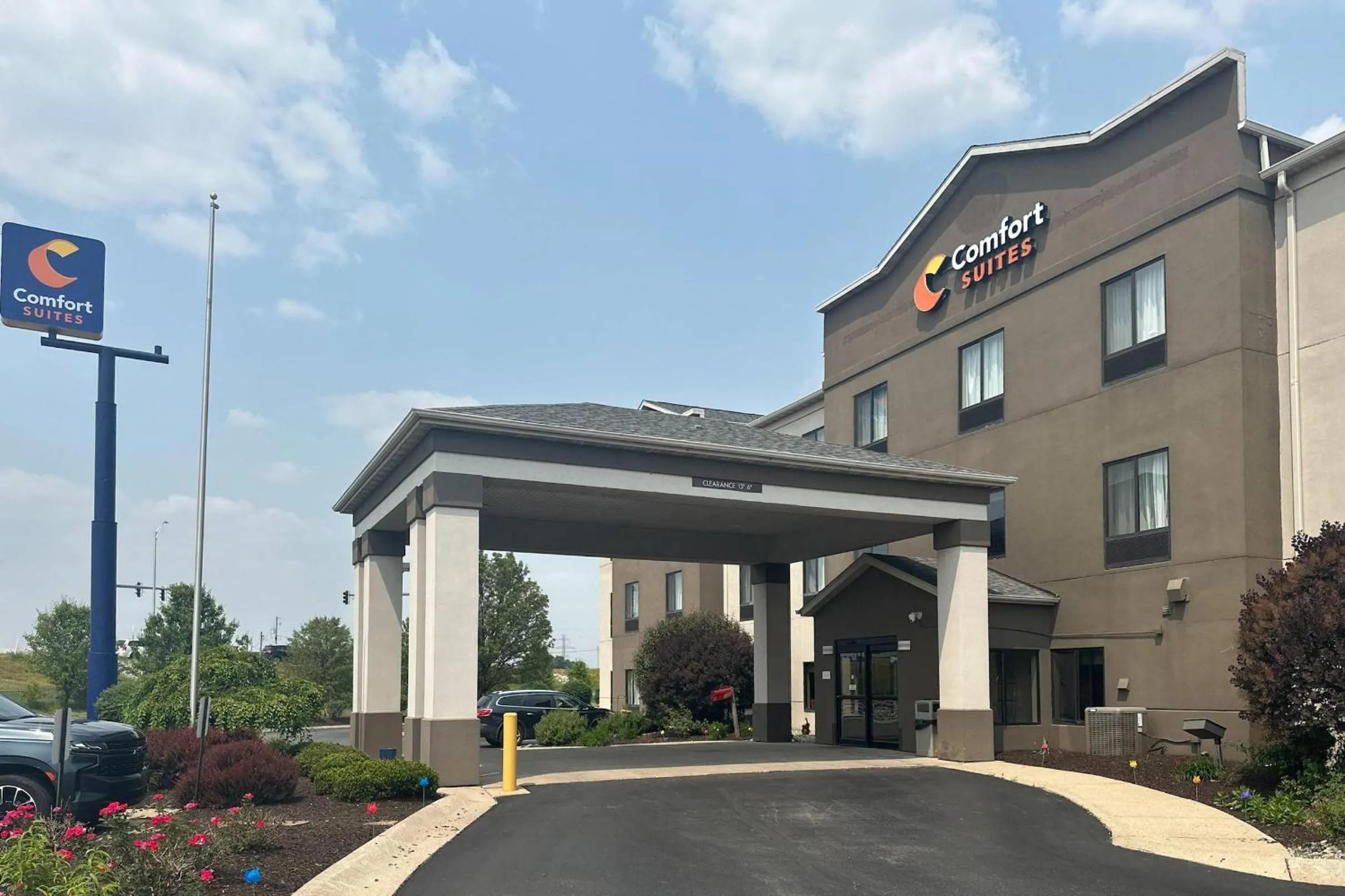 Property building in Comfort Suites Fort Wayne North