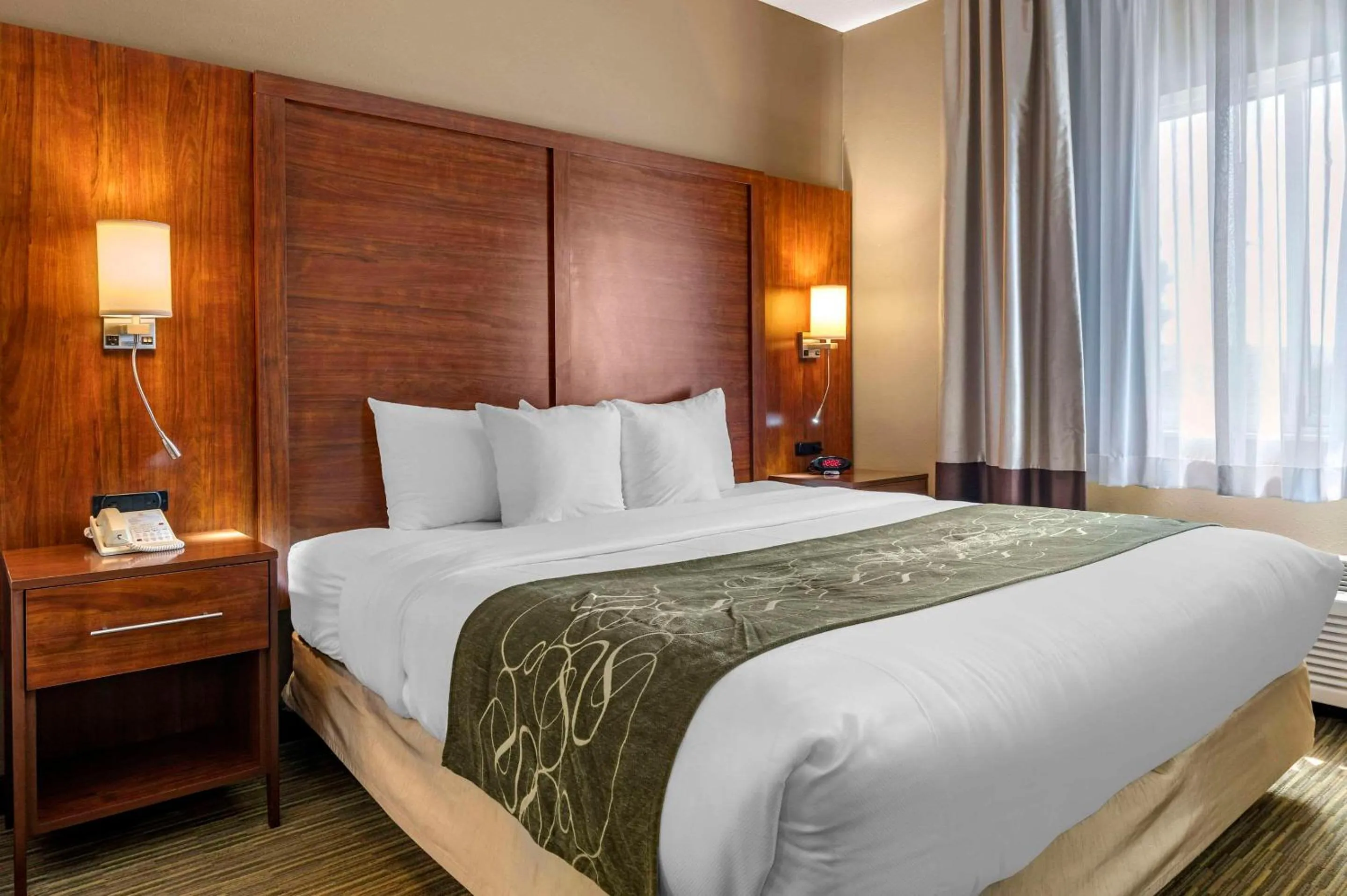 Bedroom, Bed in Comfort Suites Elkhart North