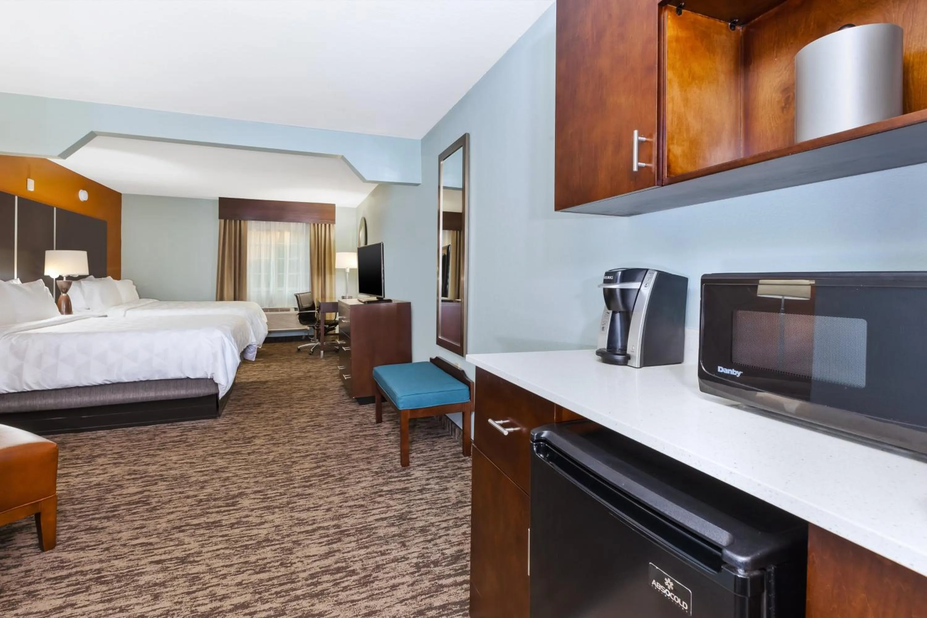Photo of the whole room, Bed in Holiday Inn Express & Suites Carmel North – Westfield by IHG