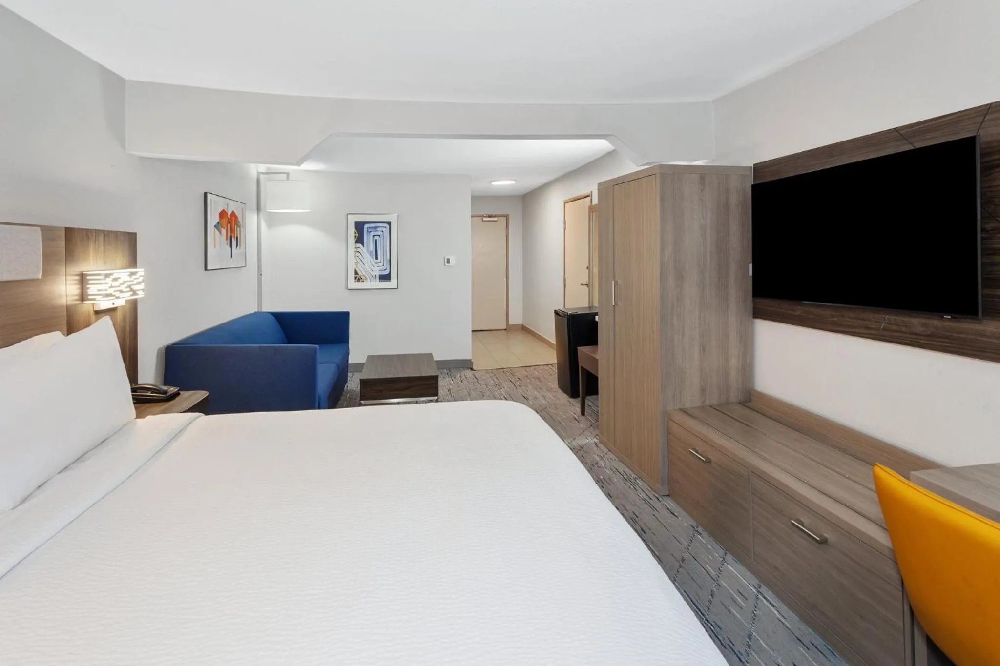 Photo of the whole room, Bed in Holiday Inn Express & Suites Carmel North – Westfield by IHG